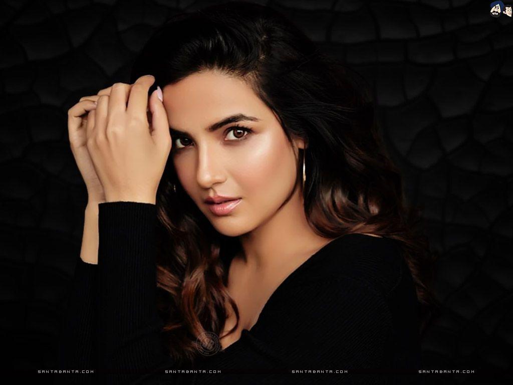 1024x768 Hot Bollywood Heroines & Actresses HD Wallpaper I Indian Models, Girls Image & Photo