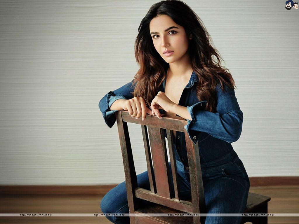 1024x768 Free Download Jasmin Bhasin Hot HD Wallpaper