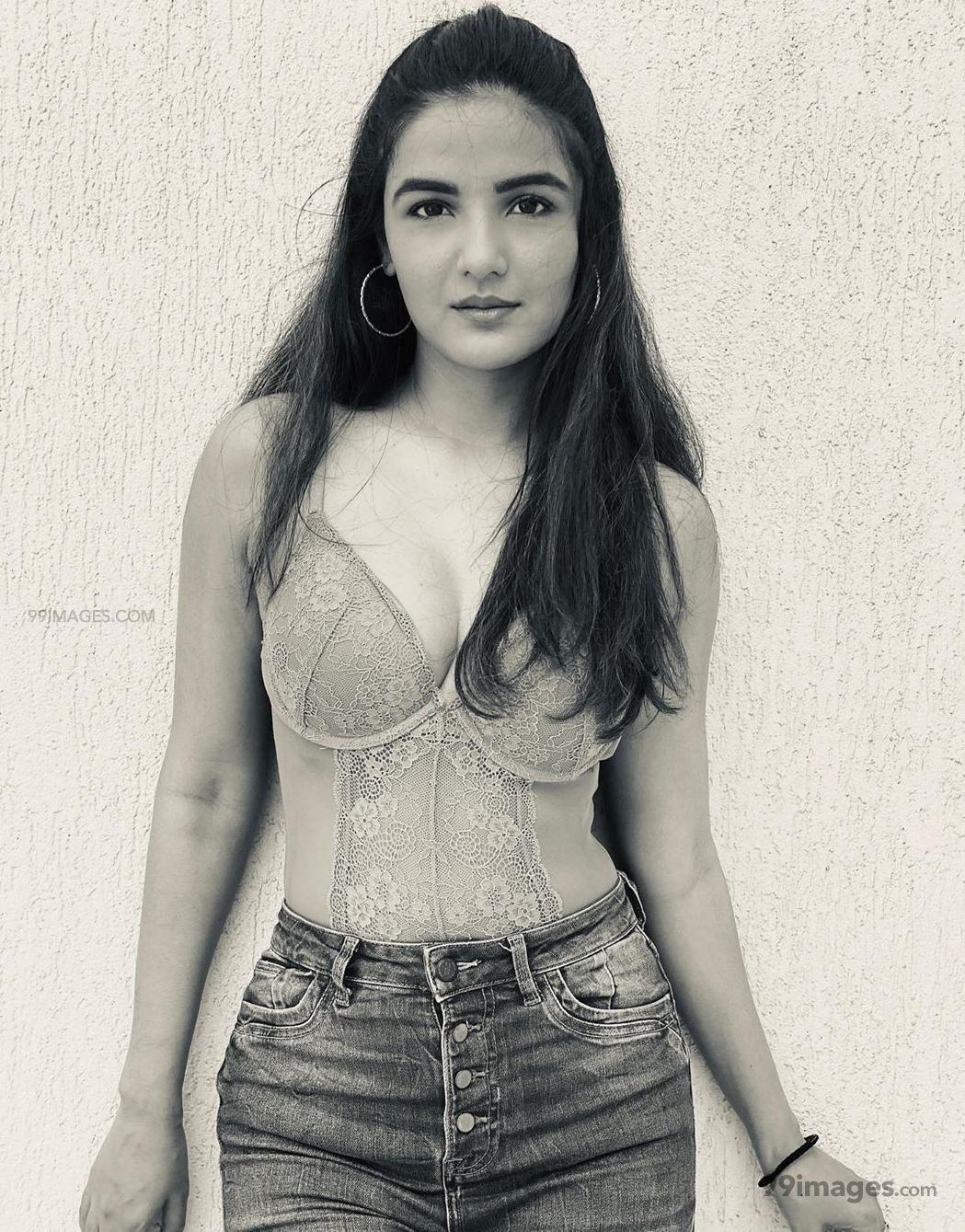 1049x1339 Jasmin Bhasin Hot HD Photo & Mobile Wallpaper (1080p) (1049x1339) (2020)