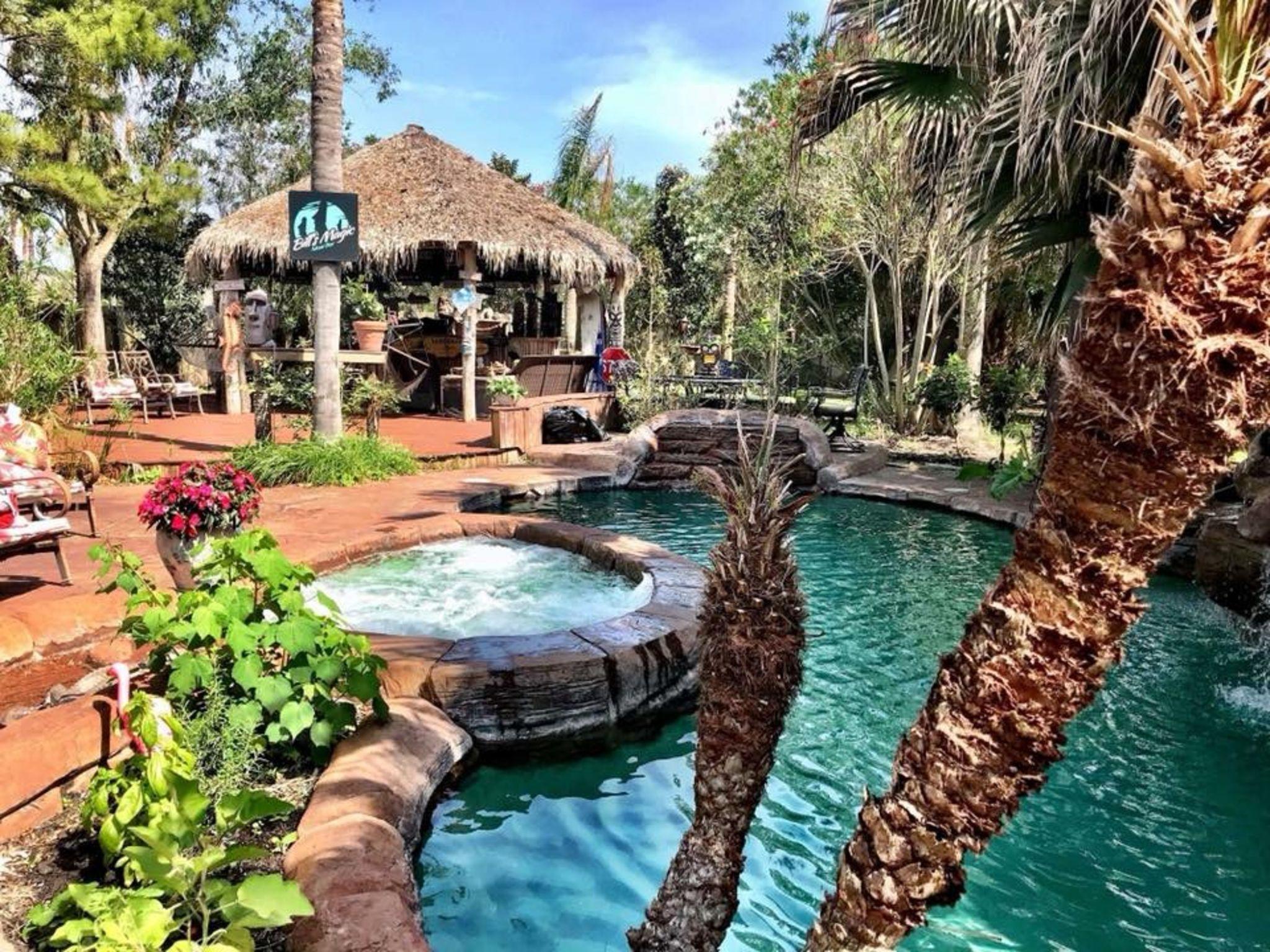 2048x1536 Tiki Bar Wallpaper