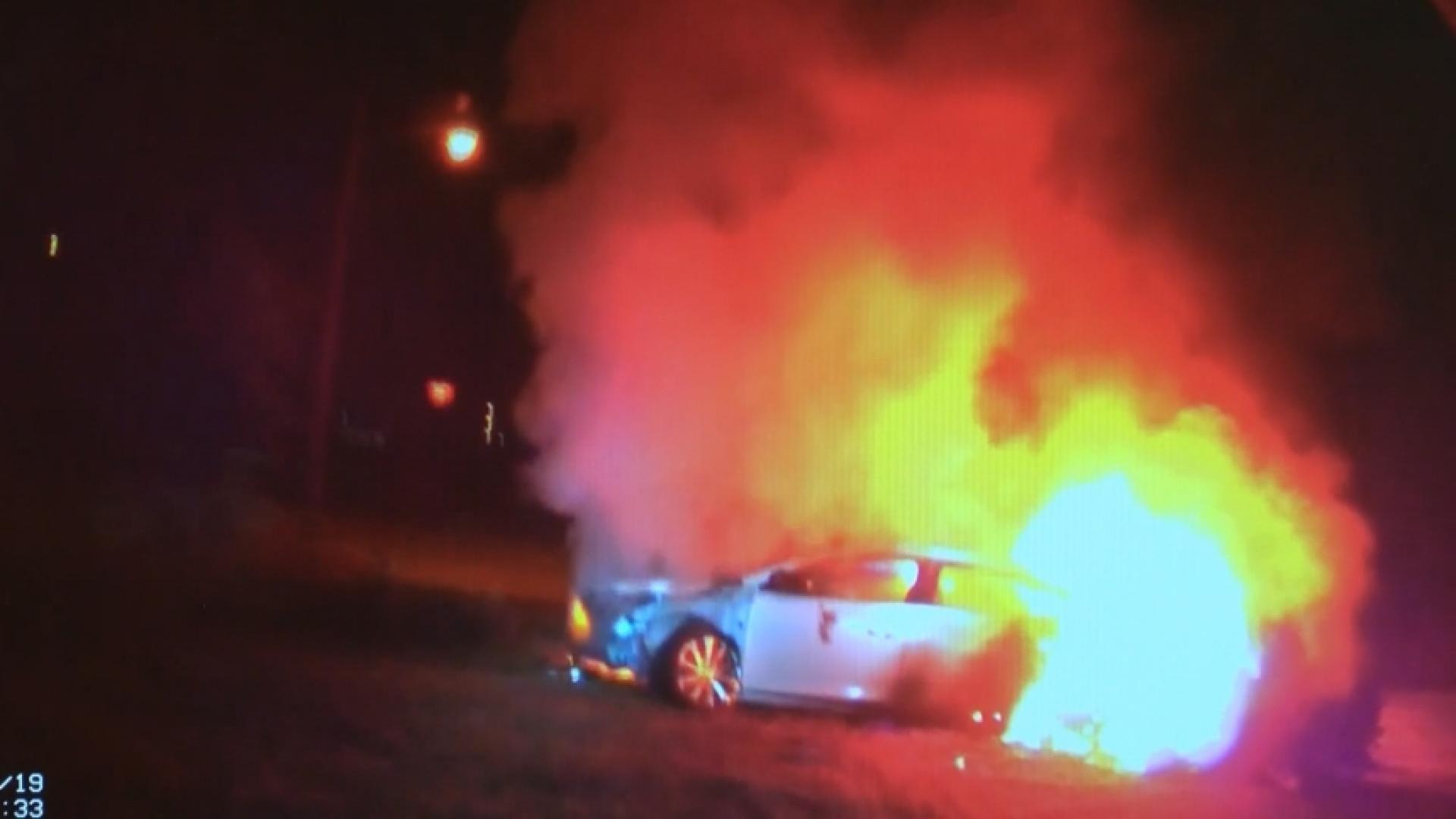 1920x1080 Braving the Flames: Officers pull woman from burning car