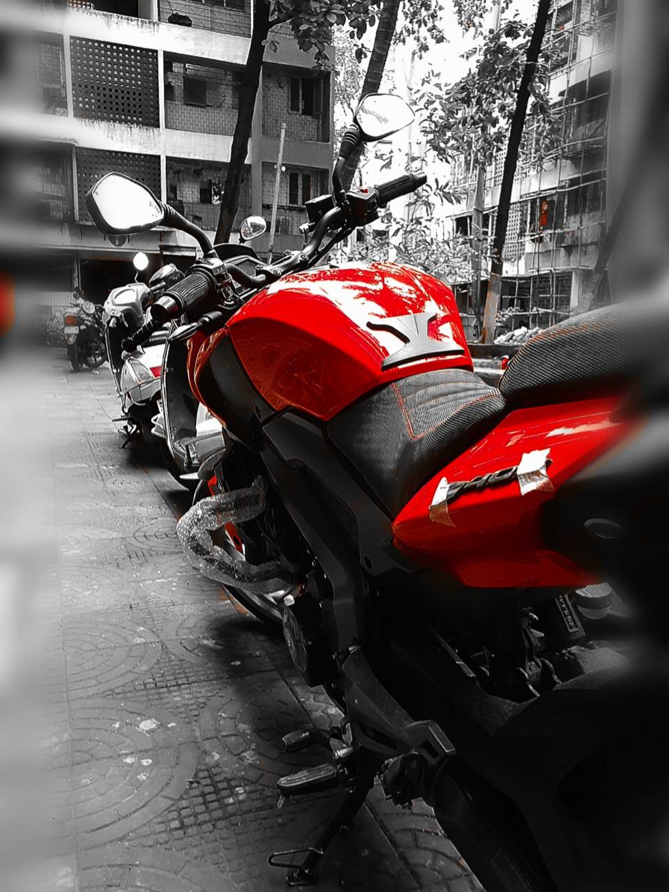 960x1280 Dominar 400 wallpaper