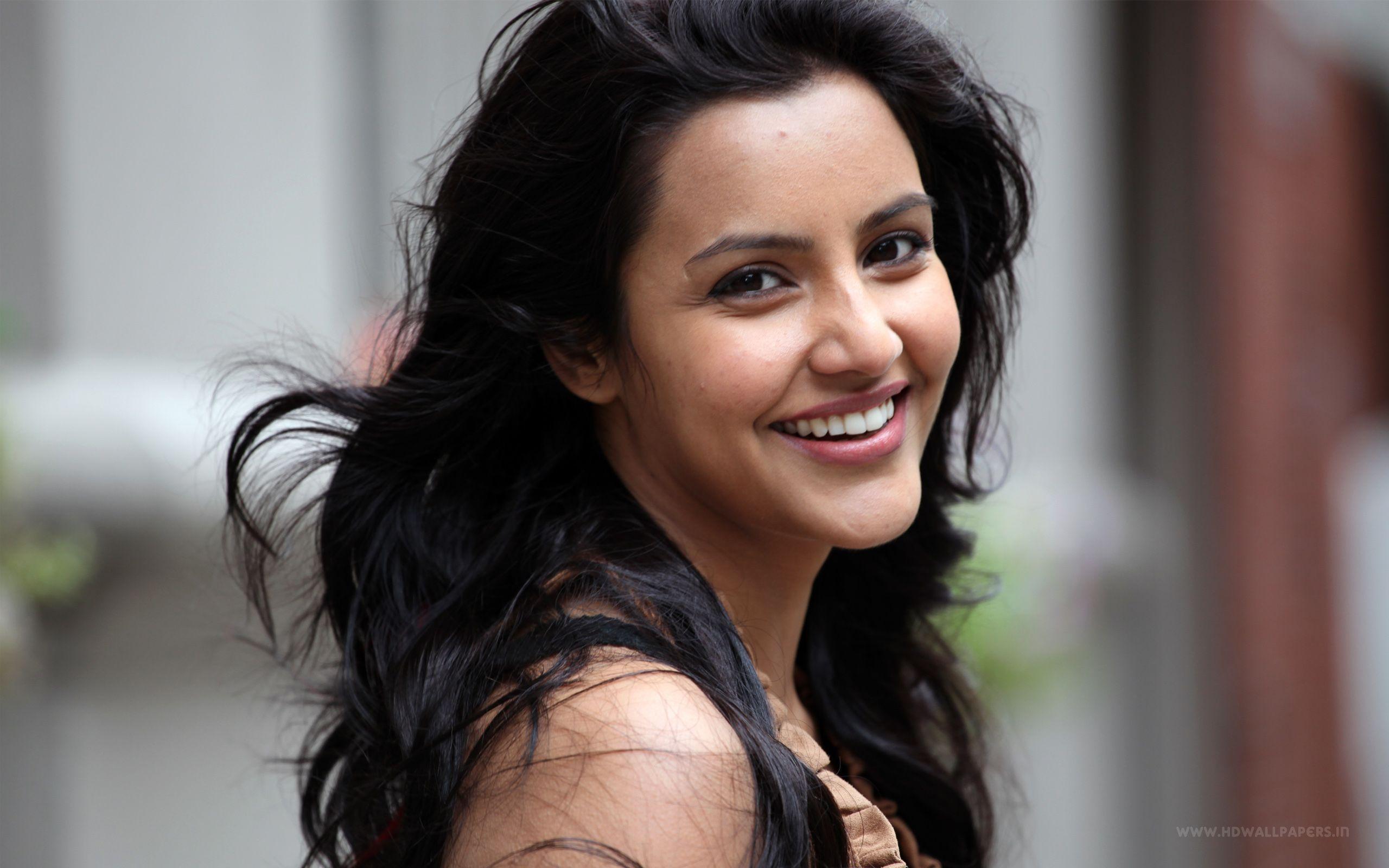 2560x1600 Priya Anand Wallpaper