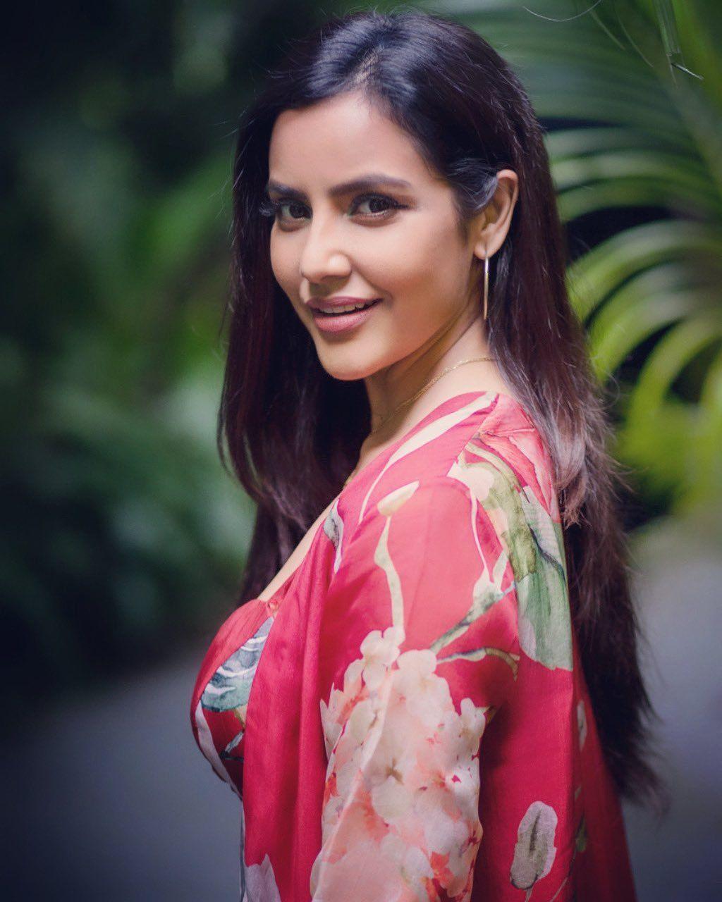 Priya Anand Wallpapers - Top Free Priya Anand Backgrounds - WallpaperAccess