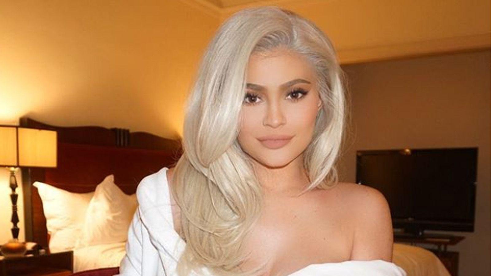 1600x900 Kylie Jenner Debuts New Blonde Hair