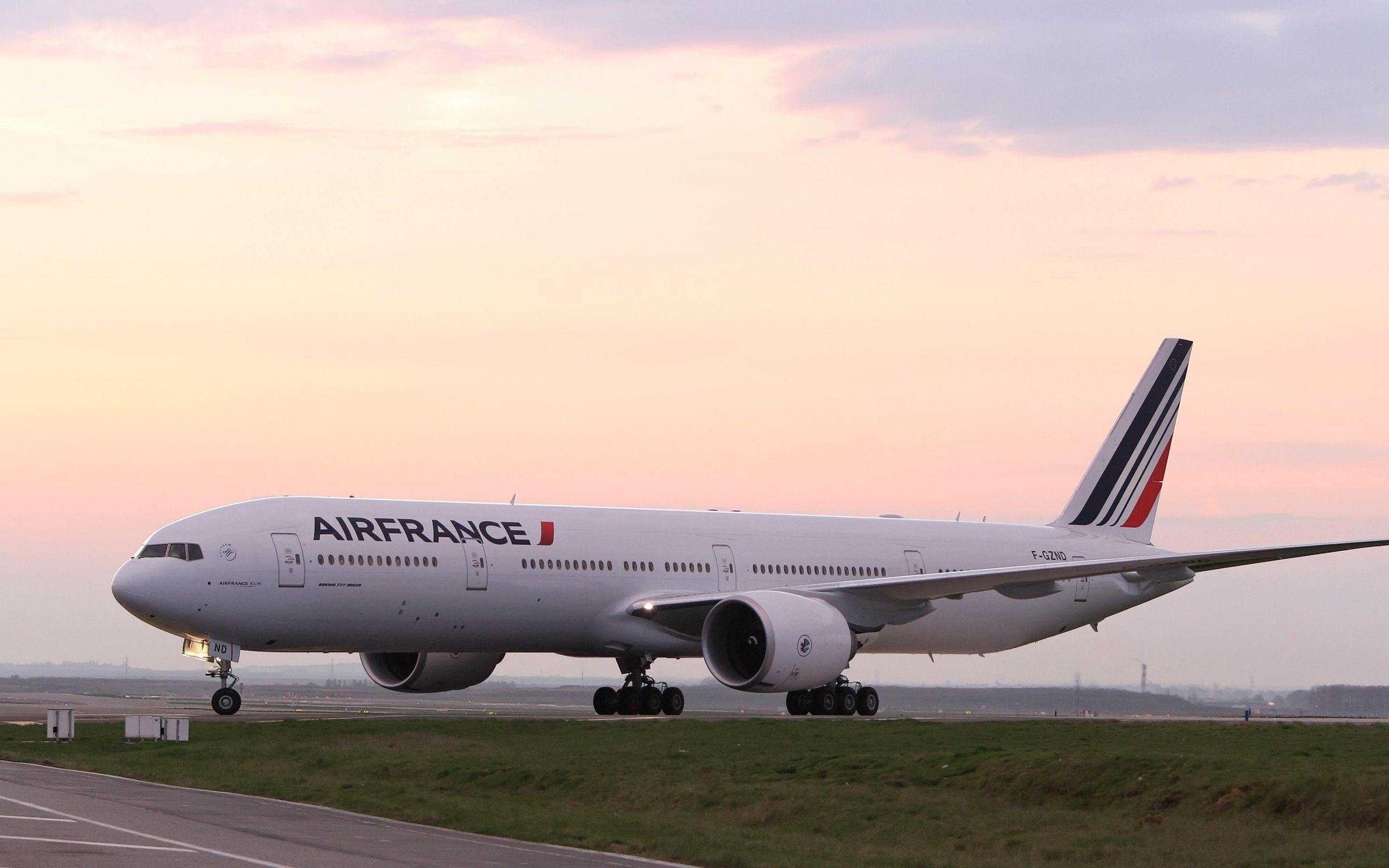 2560x1600 Boeing 777 Wallpaper