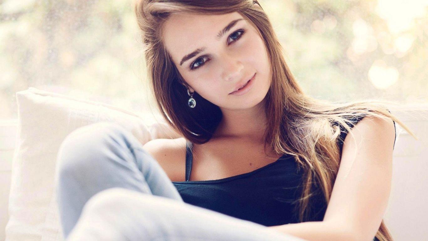 1366x768 Beautiful Girl desktop PC and Mac wallpaper