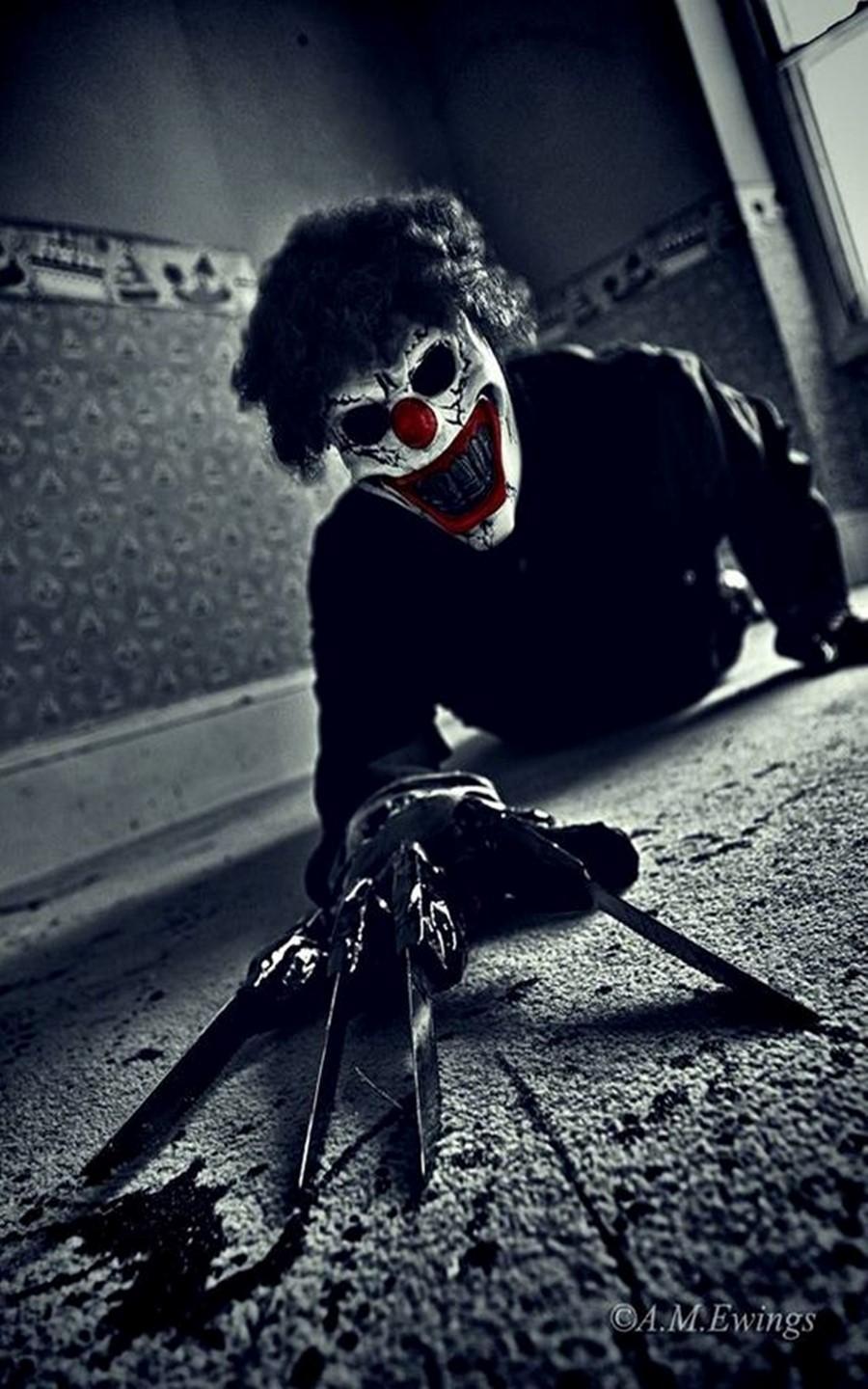 900x1440 Creepy Clowns Wallpaper