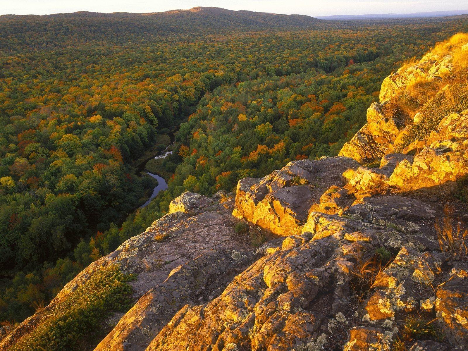 1600x1200 Mountains: Upper Penninsula Mountains River Porcupine Trees