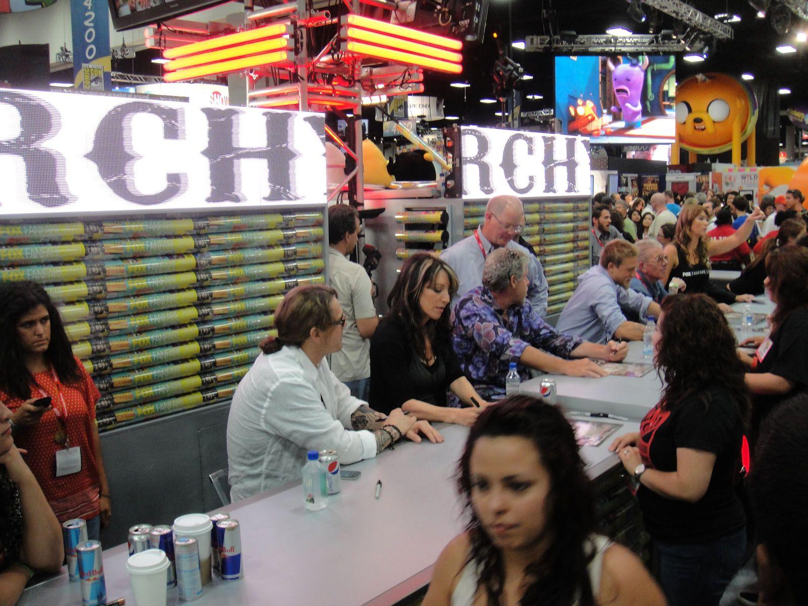 1600x1200 San Diego Comic Con 2011 Of Anarchy Cast Fox Booth