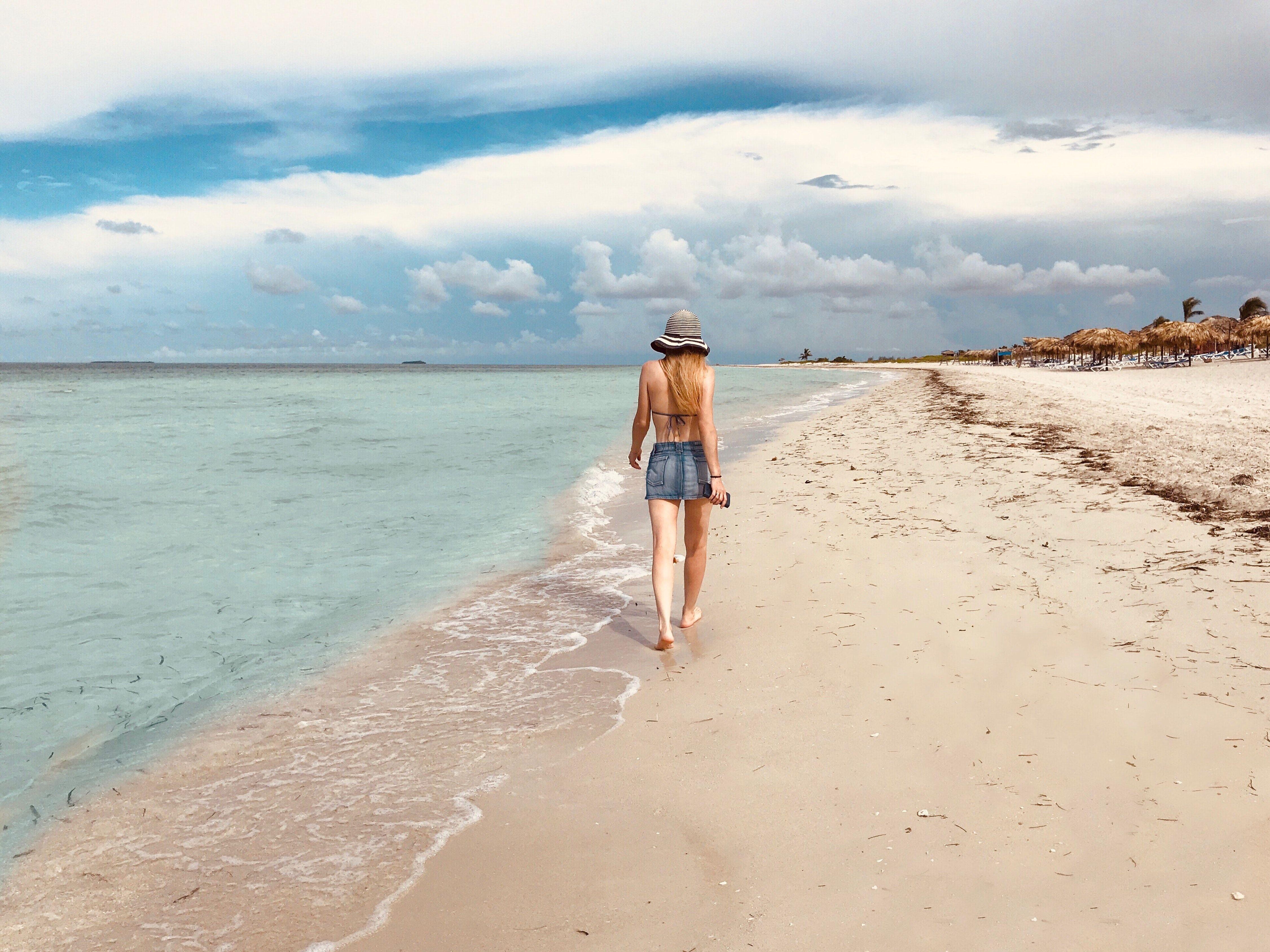 4502x3374 Back View Photo of Women Walking by the Beach · Free