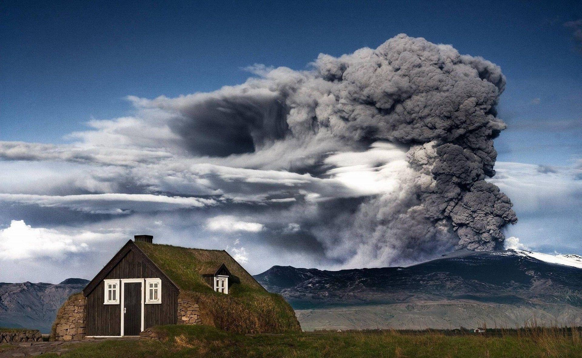 1920x1182 Black cloud and a small house somewhere in Holland