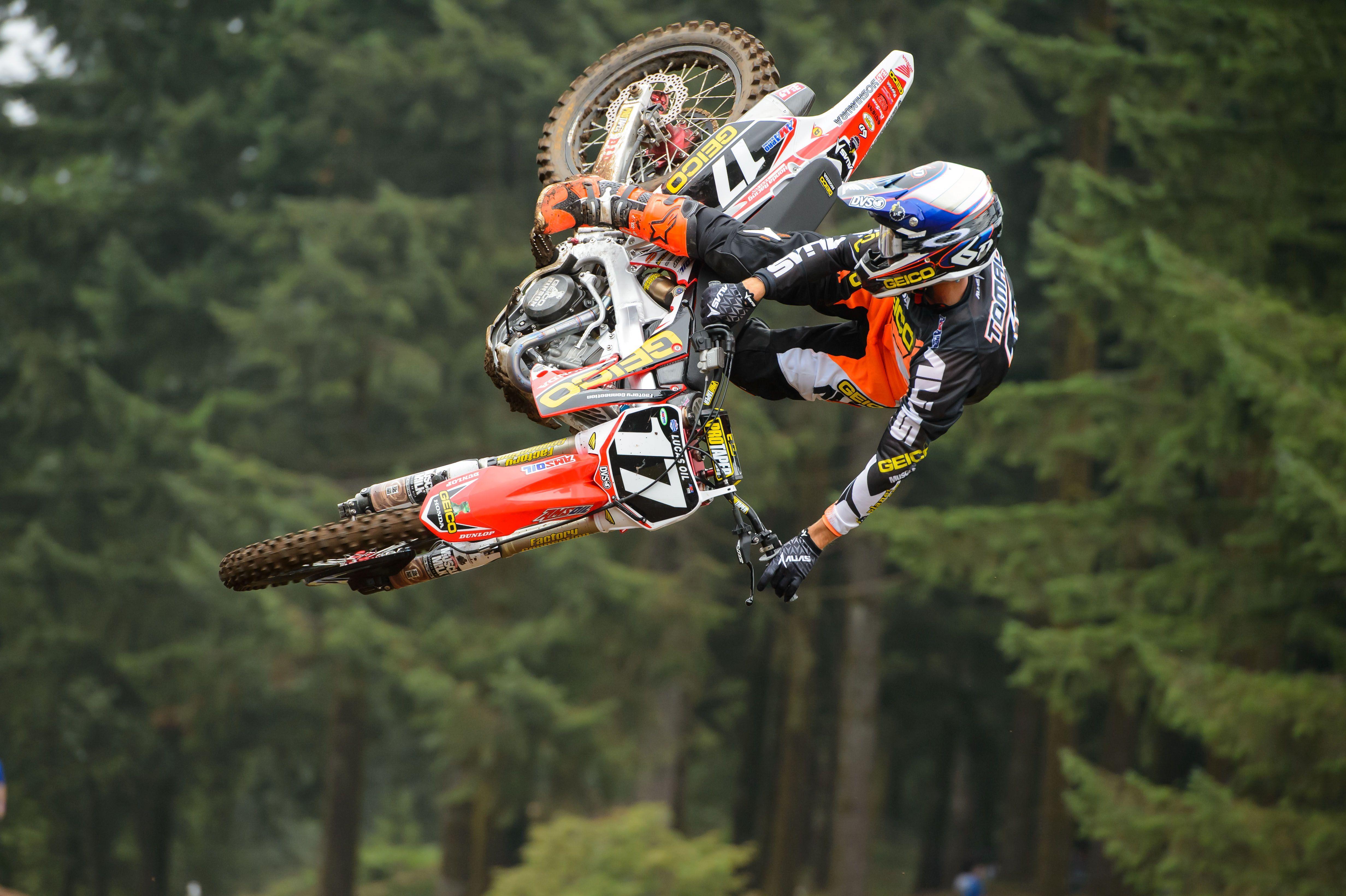 4928x3280 Honda Motocross Wallpaper