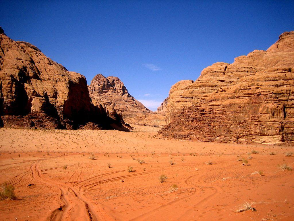1024x768 Wadi Rum Sandstones Wallpaper
