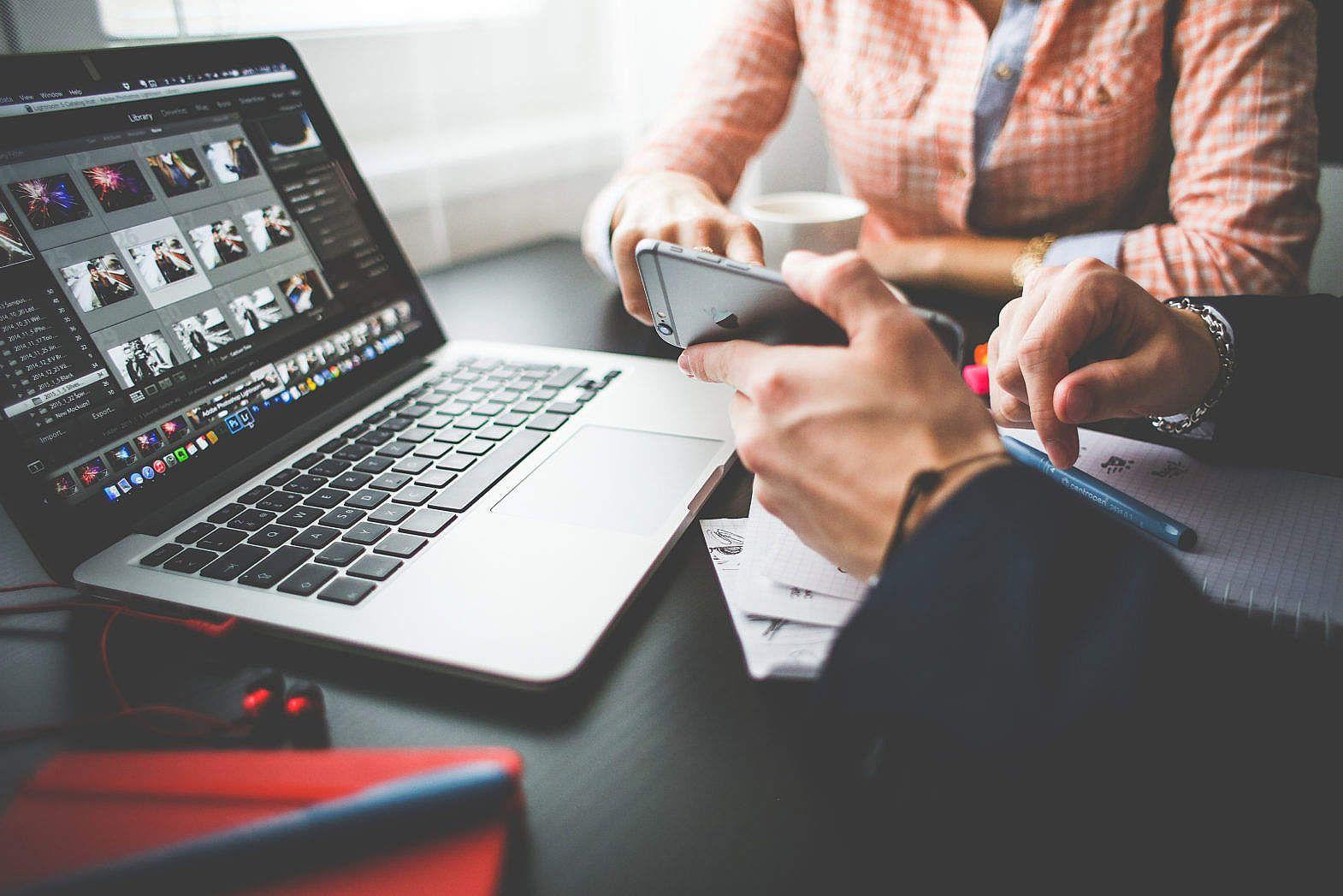 1570x1047 Using iPhone 6 on Business Meeting Free