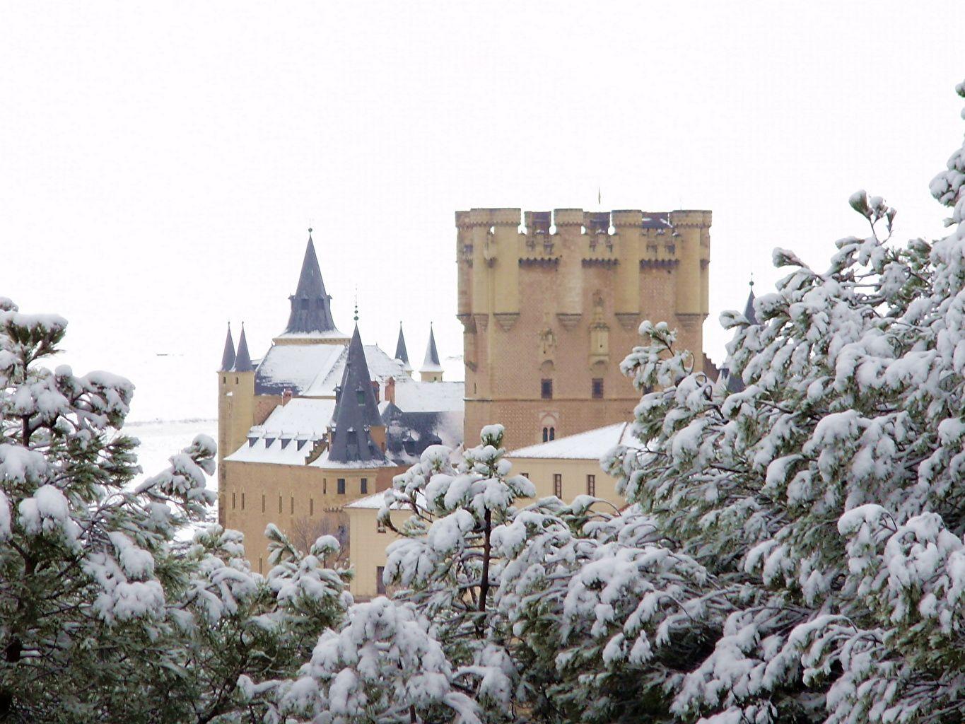 1365x1024 Picture Alcazar de Segovia Spain Castles Cities