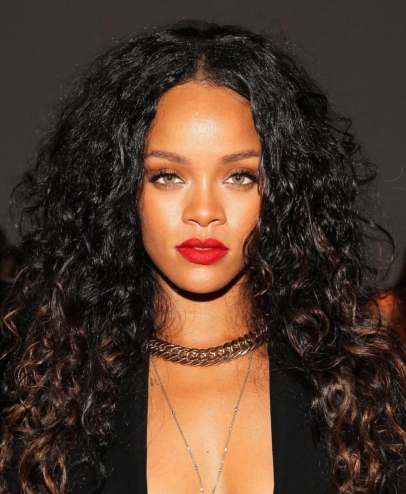 814x990 Rihanna Pics