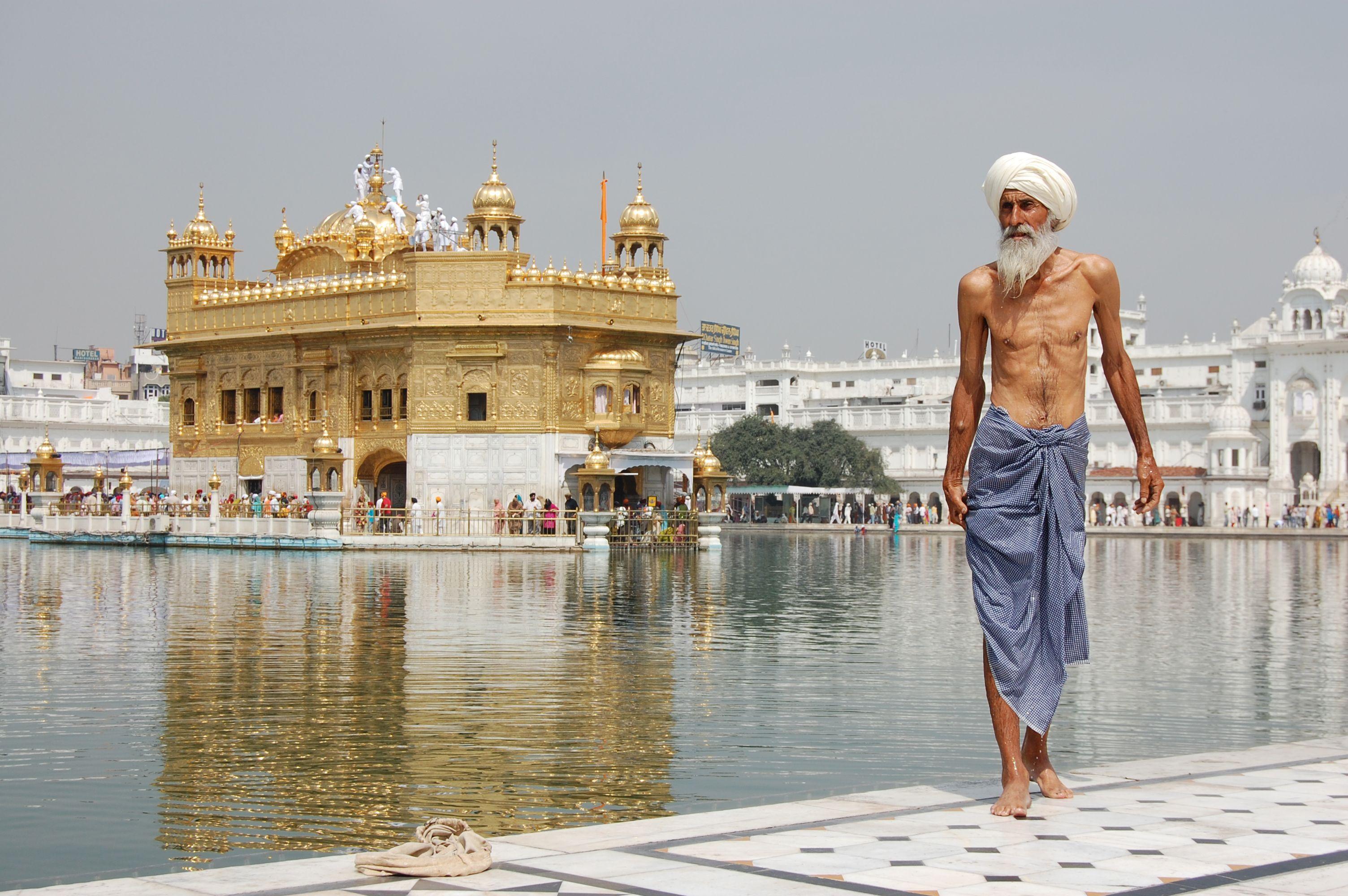 3008x2000 Sikh pilgrim at the Golden Temple (Harmandir Sahib) in Amritsar