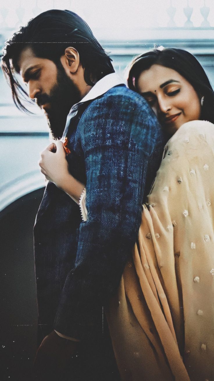 736x1308 KGF yash, srinidhi reddy