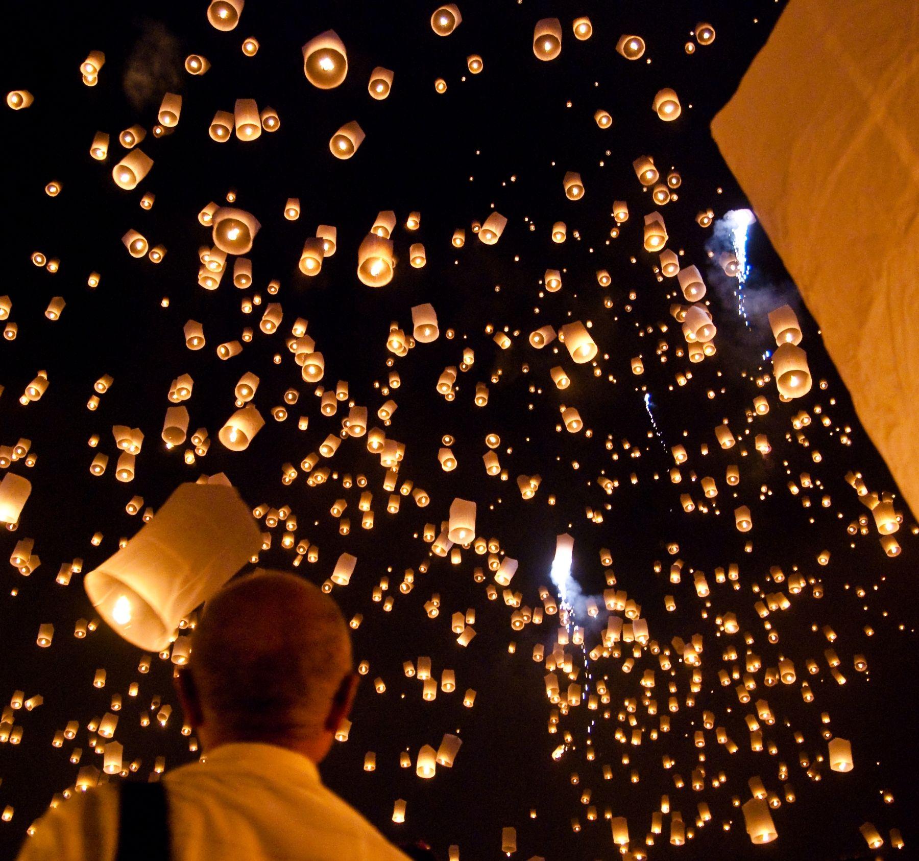 1800x1685 Yi peng sky lantern festival San Sai