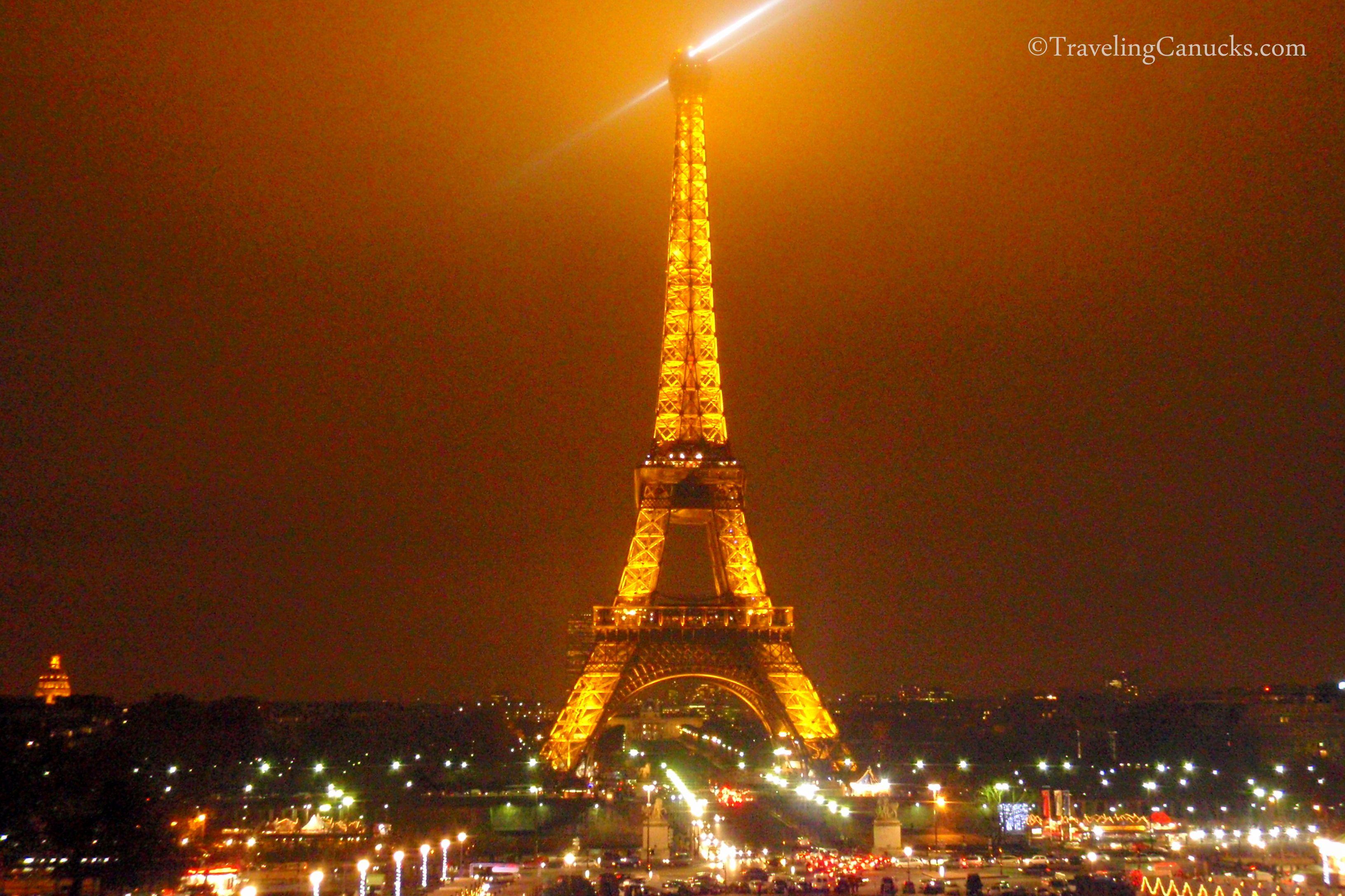 3264x2175 Eiffel Tower Light Show in Paris, France