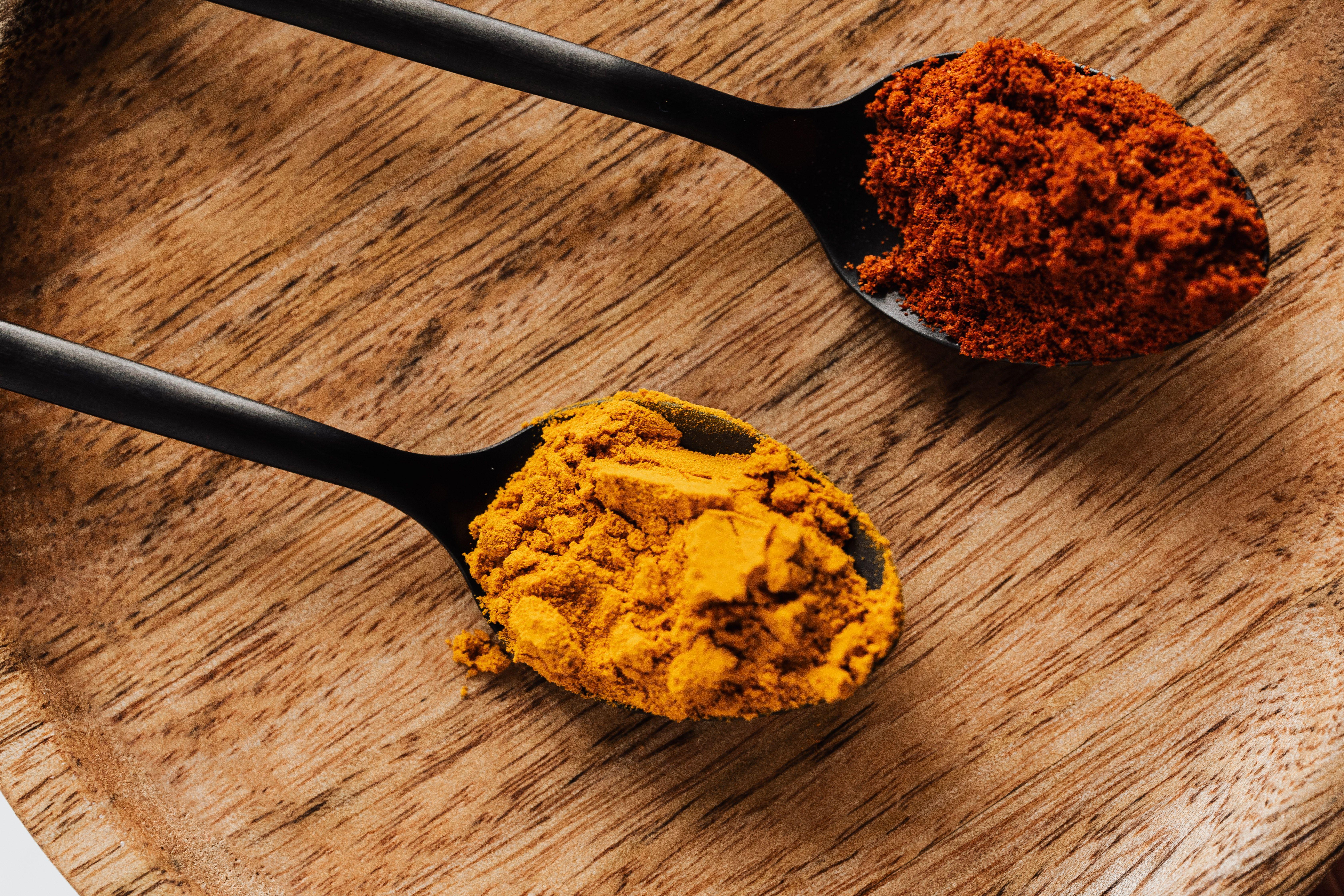 6720x4480 Ground turmeric and hot paprika on cutting board · Free
