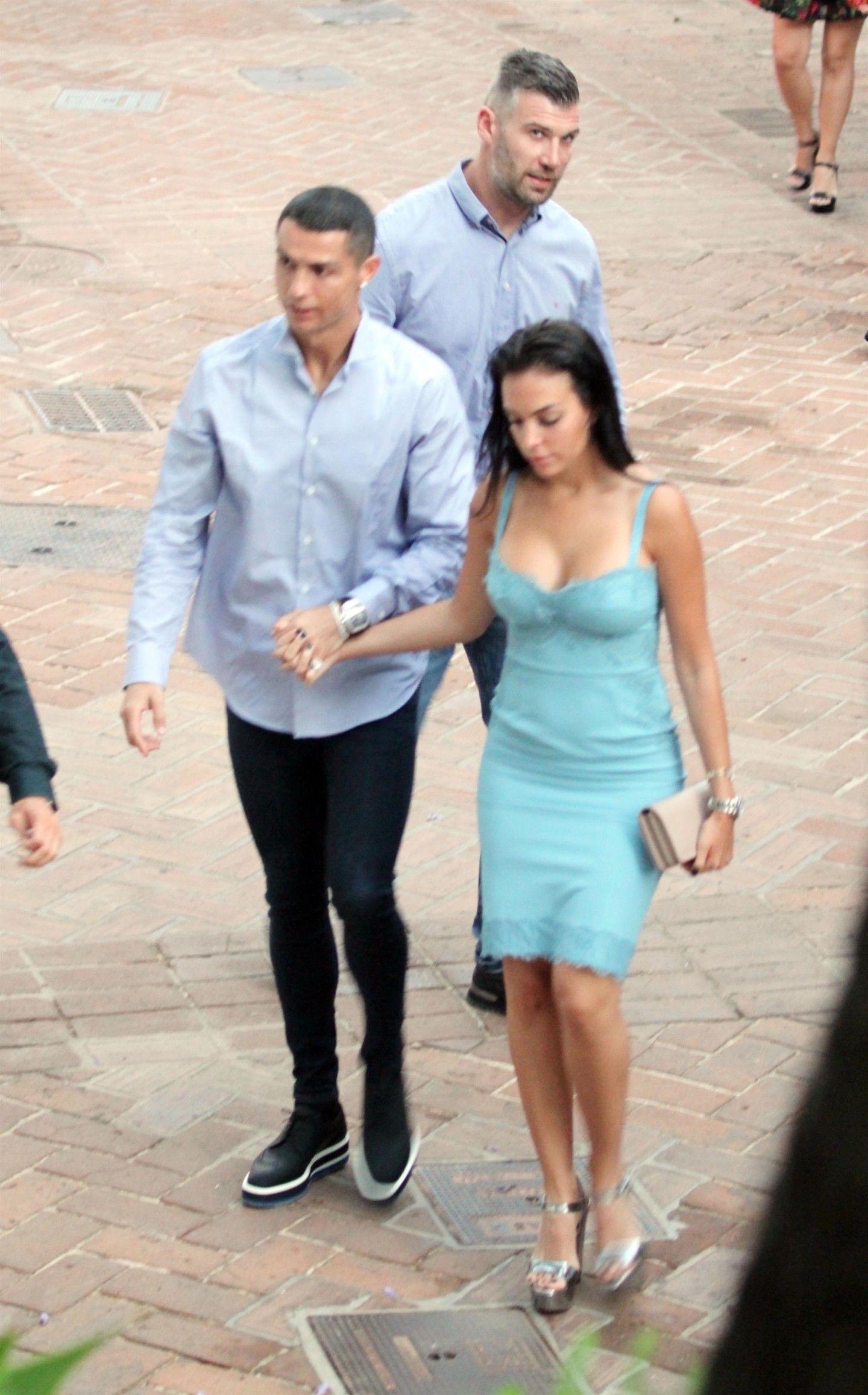 1440x2313 Candids #CristianoRonaldo #GeorginaRodriguez Cristiano Ronaldo is seen holding hands with his girlfriend Georgina Rodrig. Fotos de fútbol, Grandes amigos, Fútbol