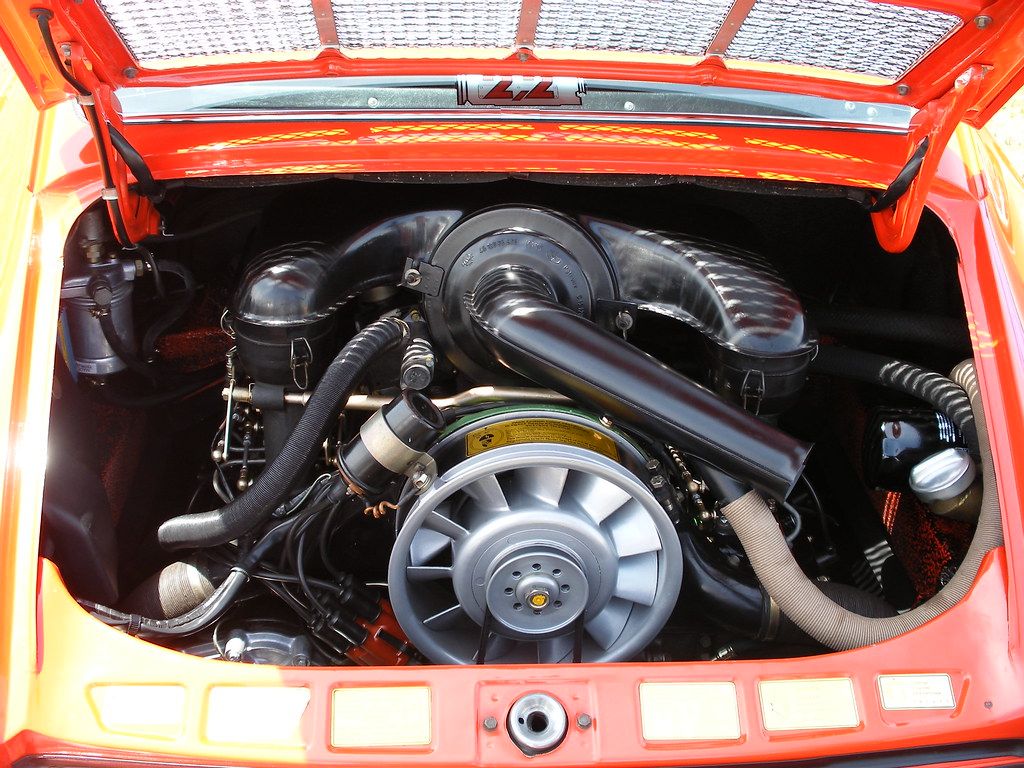 1024x768 Porsche engine