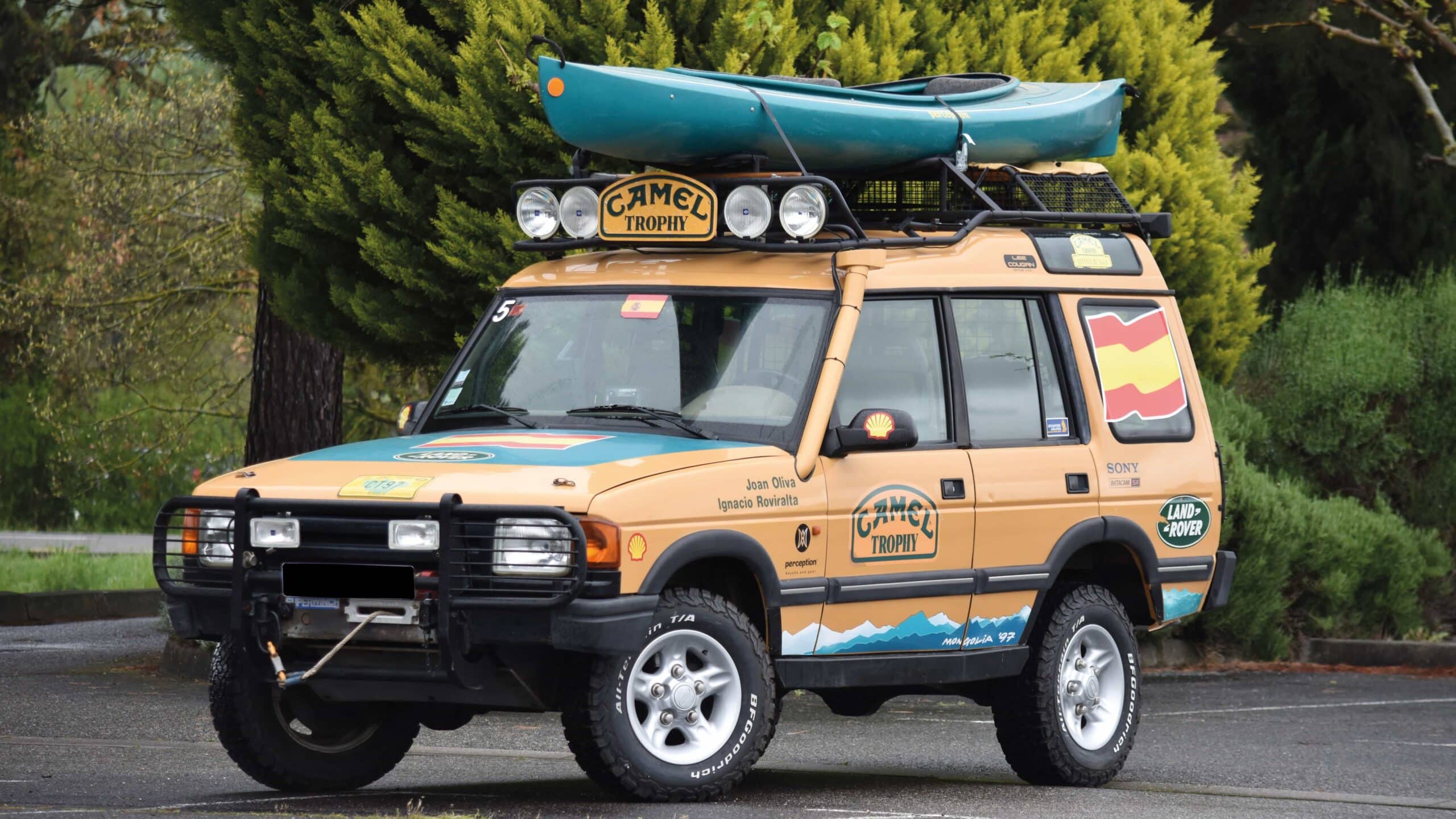2560x1440 Showroom Auction picks: Camel Trophy Land Rover Disco and a Ducati 916 Senna Sport Magazine