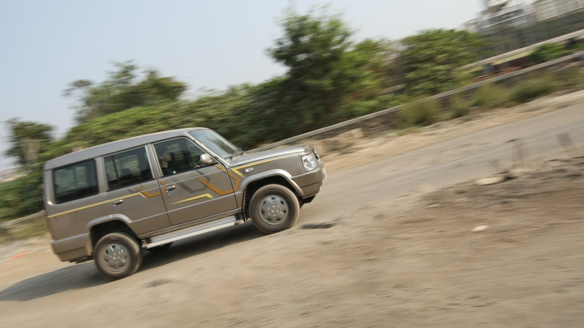 1920x1080 Tata Sumo Gold 2012 GX Exterior Car Photo