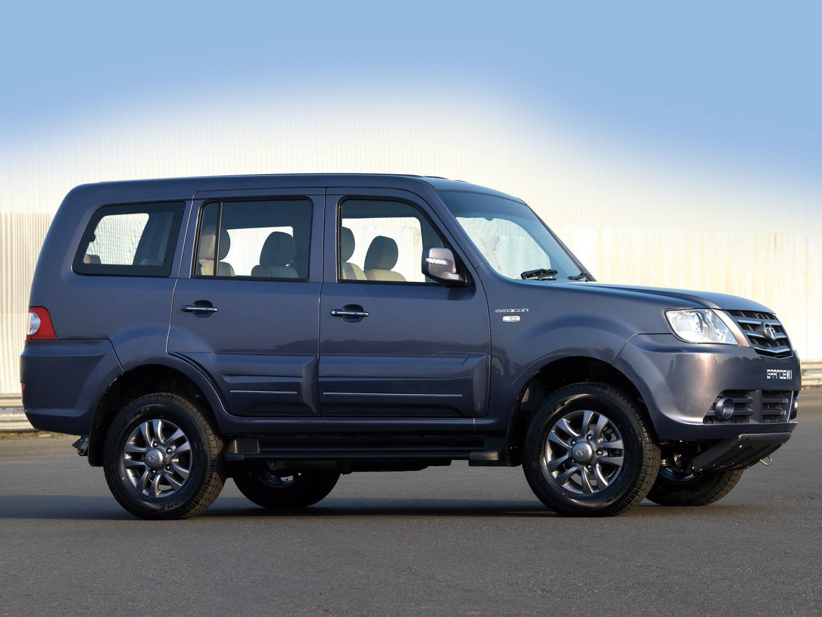 1600x1200 Tata Sumo Grande 2015