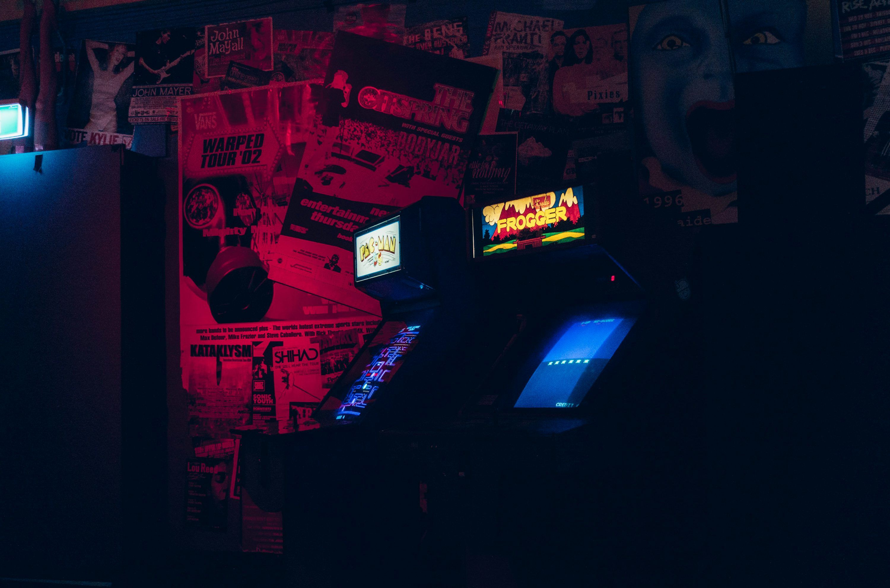 3000x1982 Two arcade cabinets