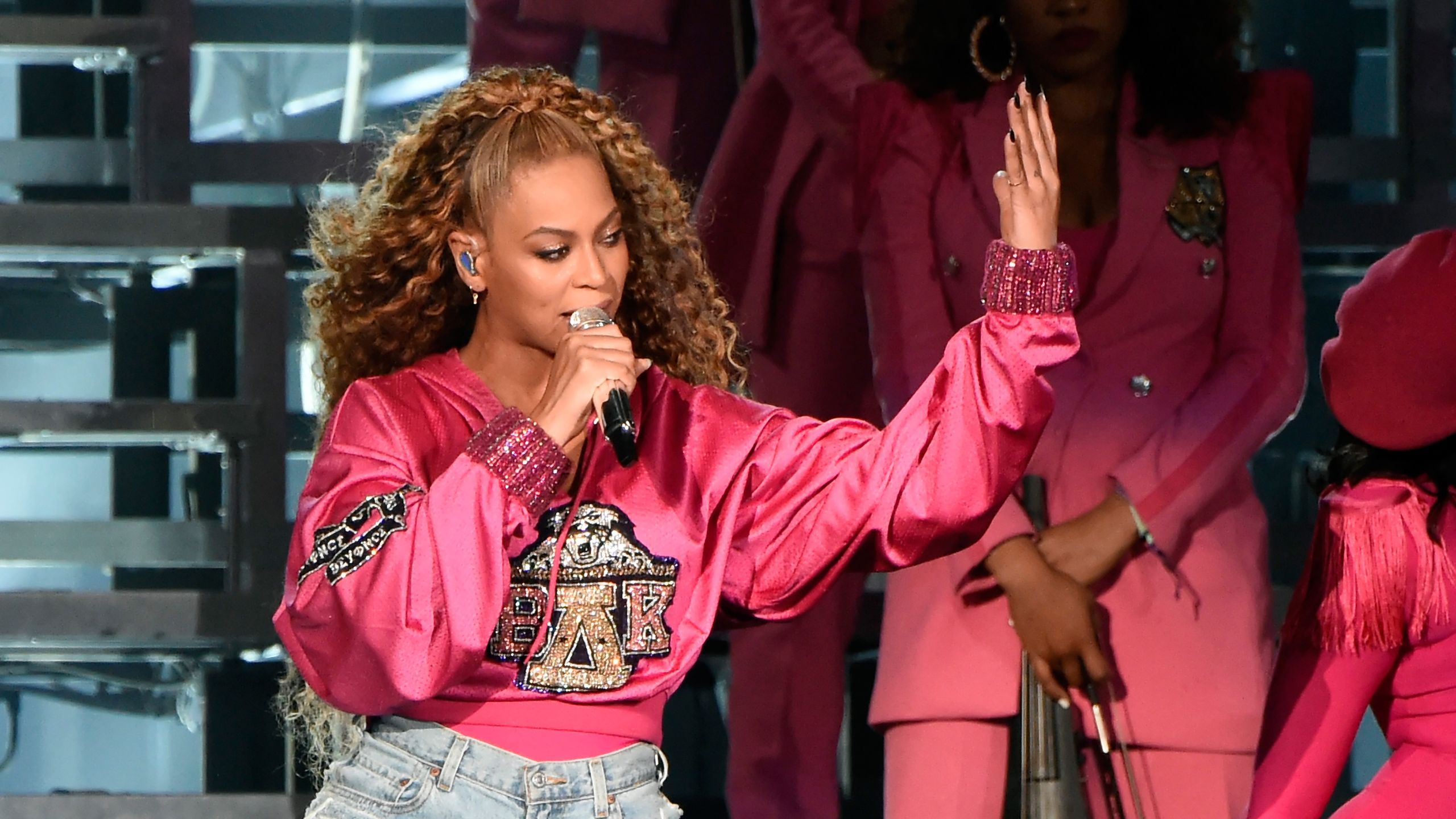 2560x1440 Beyoncé Performs at Coachella Weekend 2