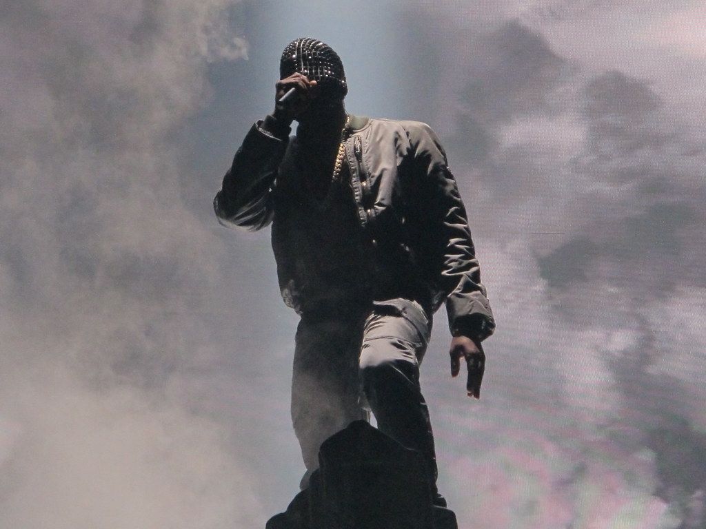 1024x768 Kanye West non risorge con Bully