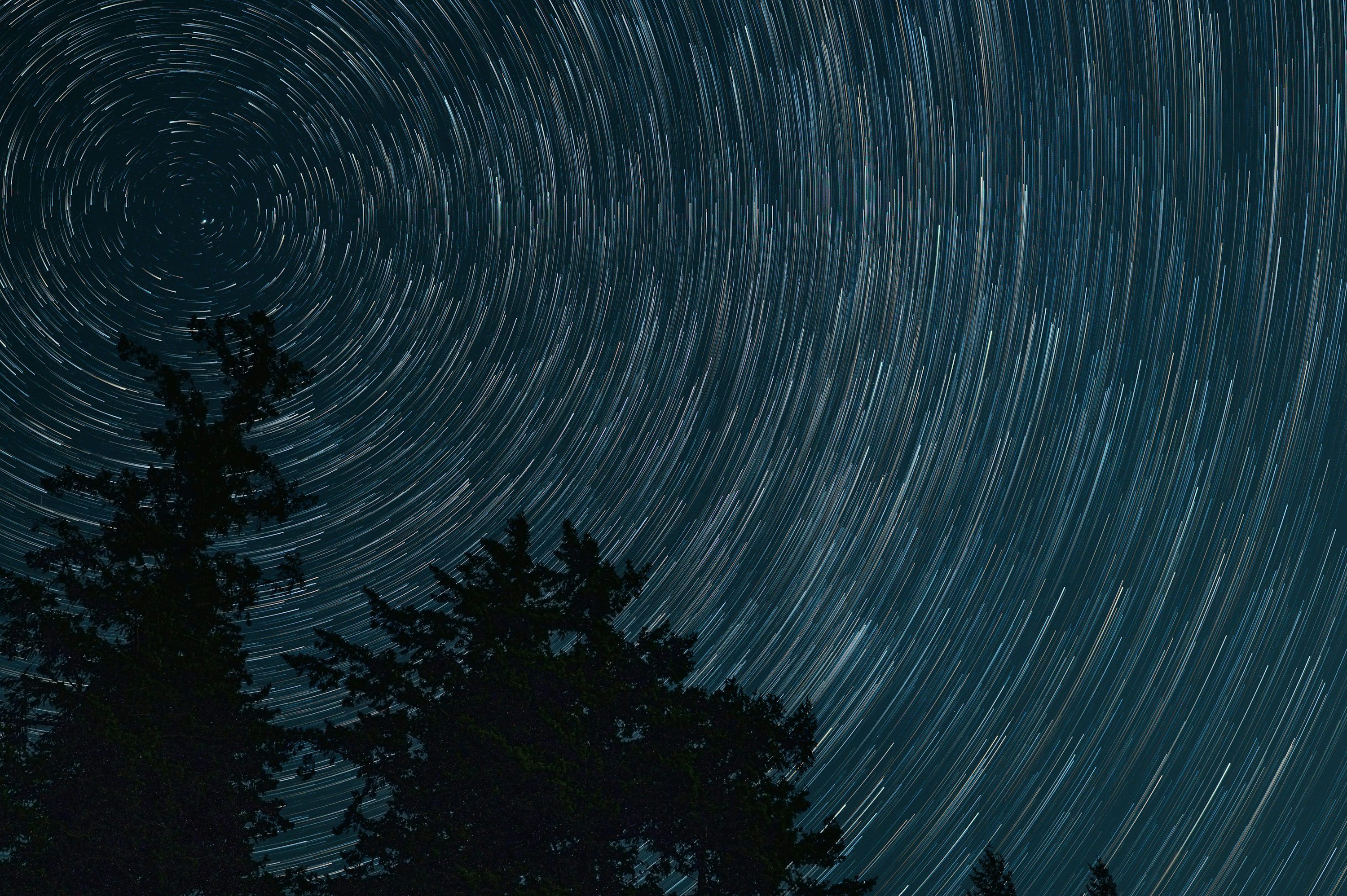 3000x1996 Star trails swirl in the night sky