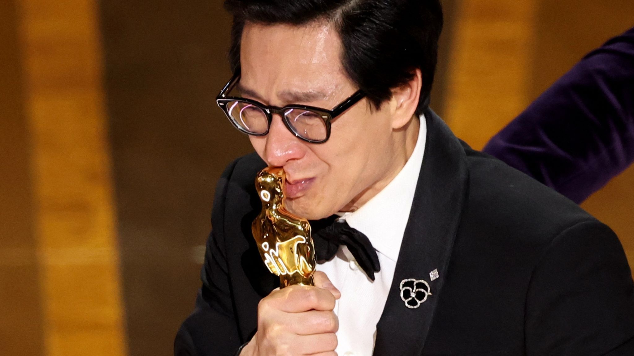 2048x1152 Best supporting actor Ke Huy Quan kissed his gold statuette as he held it on stage and gave a heartfelt speech