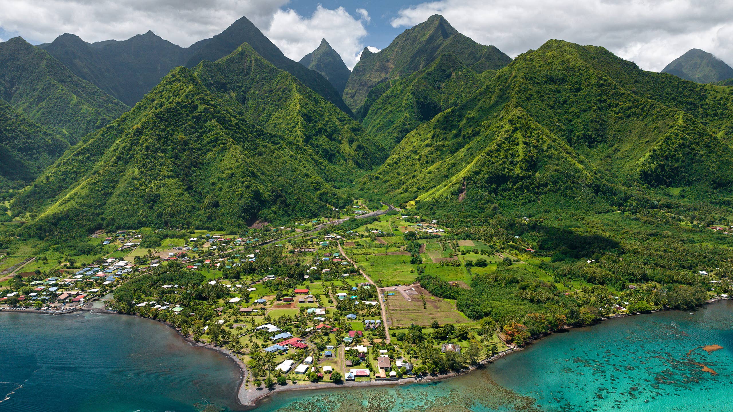 2560x1440 SURFER Guide Teahupo'o & The Tahiti Surf Experience