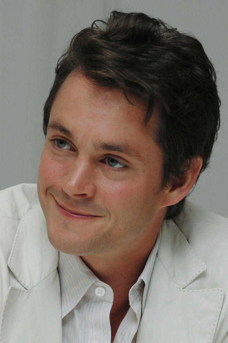 798x1200 Hugh Dancy wallpaper
