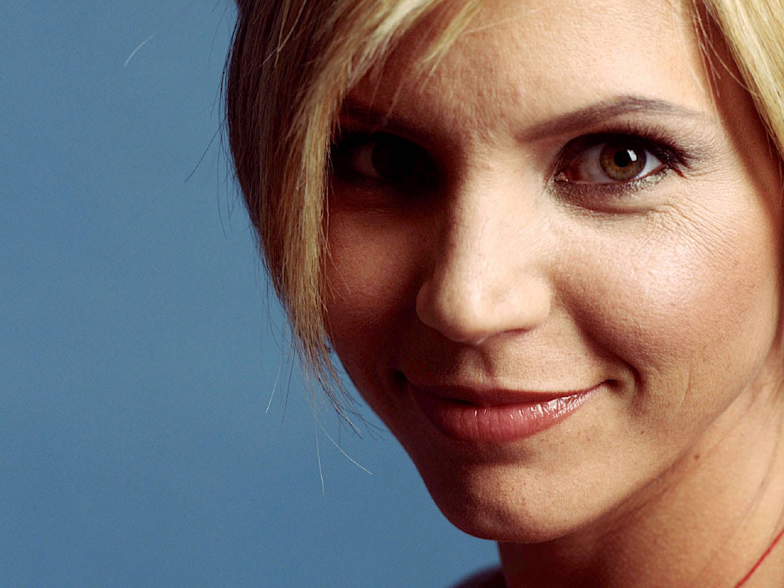 1600x1200 Desktop wallpaper: Celebrity, Charisma Carpenter, Actress 4K free download for PC. 1505269