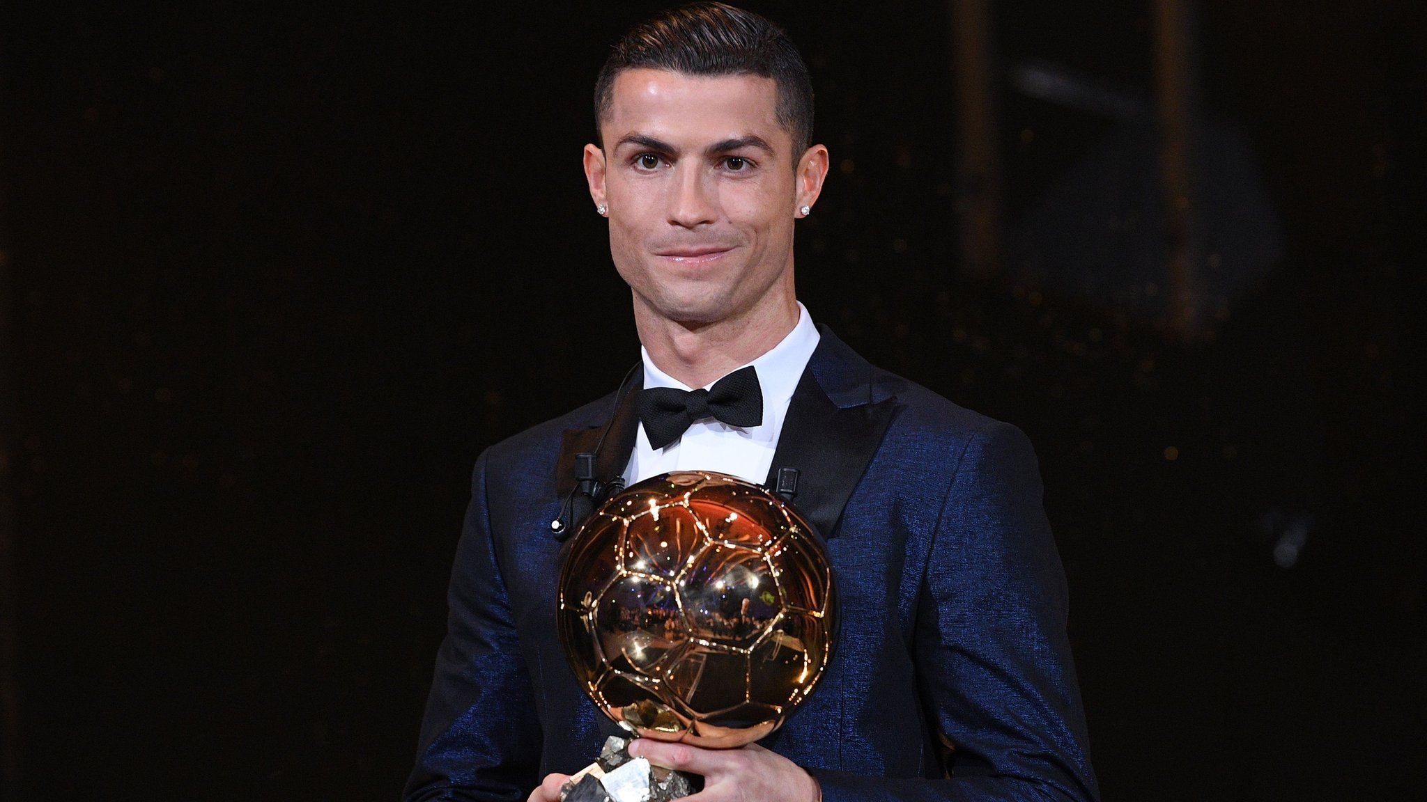 2048x1152 Ballon d'Or 2017: Cristiano Ronaldo beats Lionel Messi to win fifth award