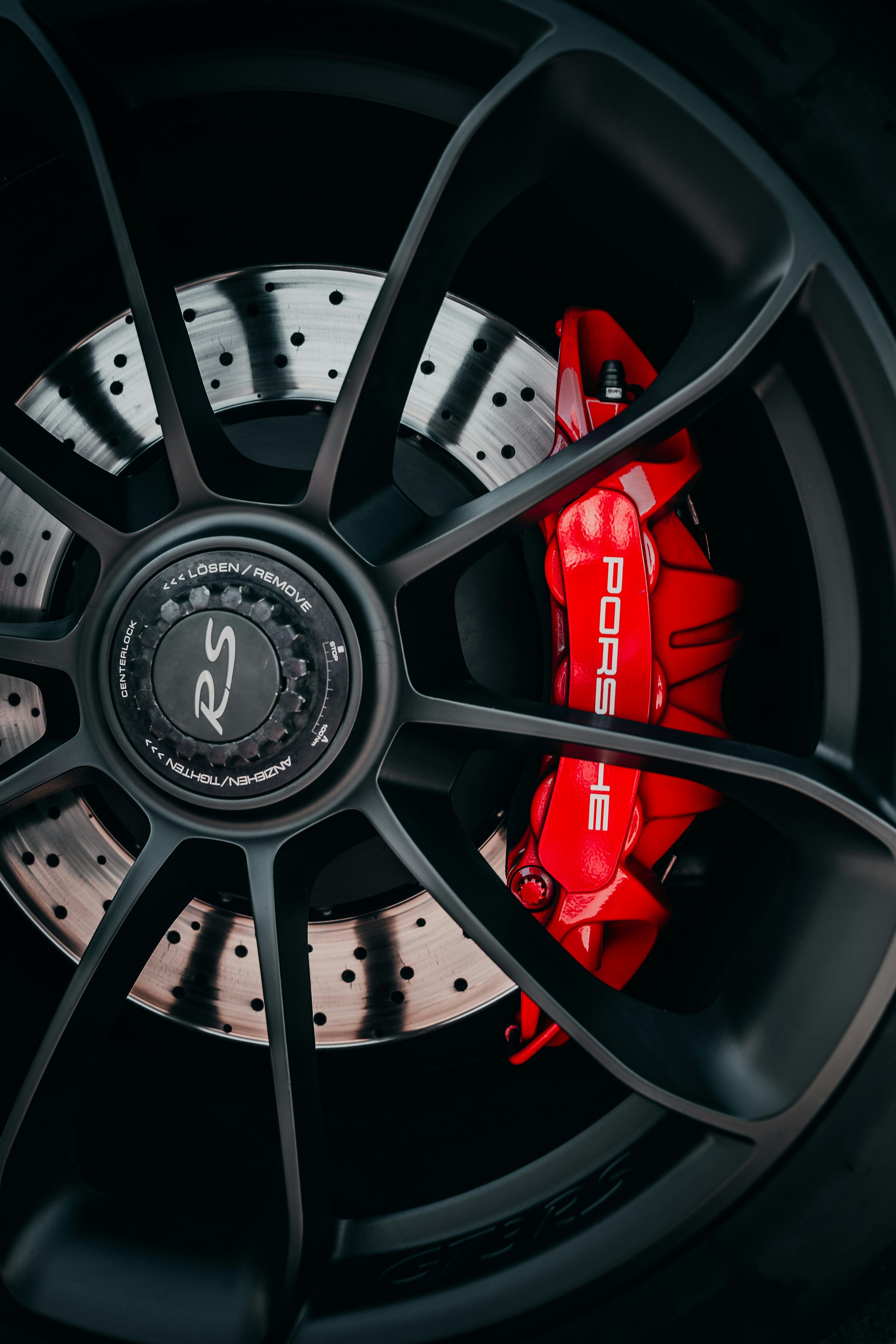 3000x4500 A porsche wheel with striking red brake calipers