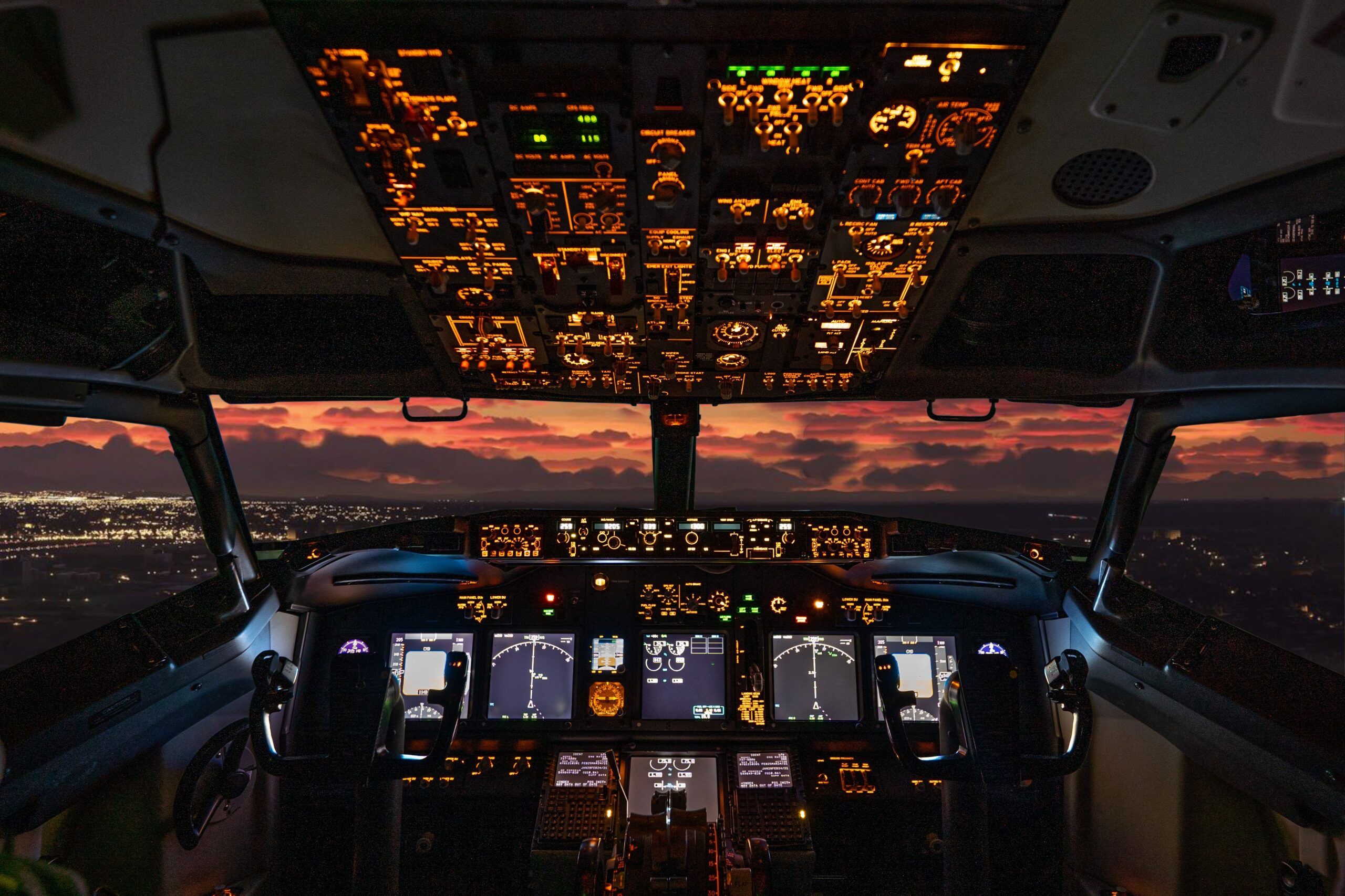 2560x1707 Airline Pilot Experience. Fly a 737 Simulator in Vegas