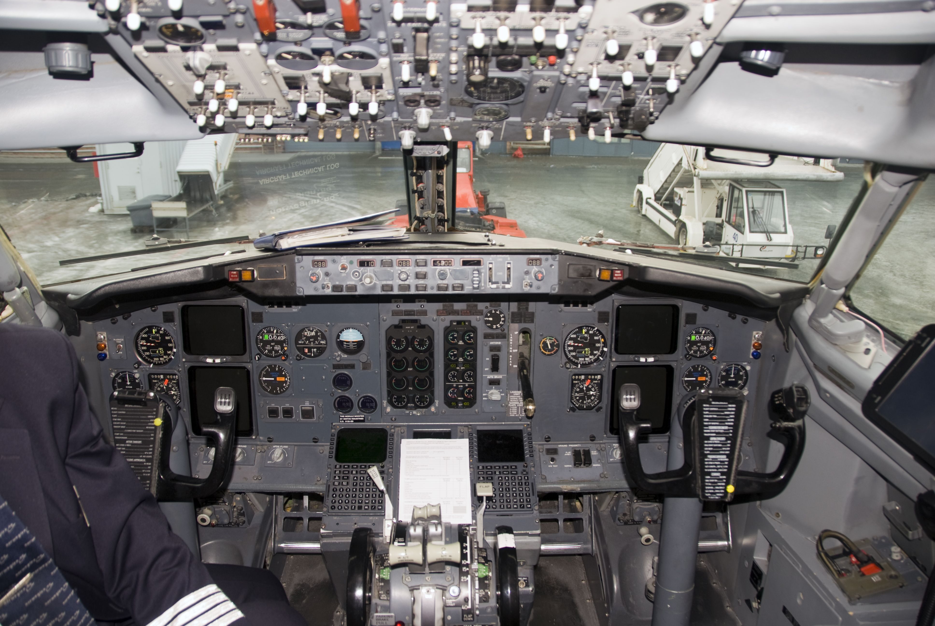 3872x2592 Cockpit Of 737 300 LN