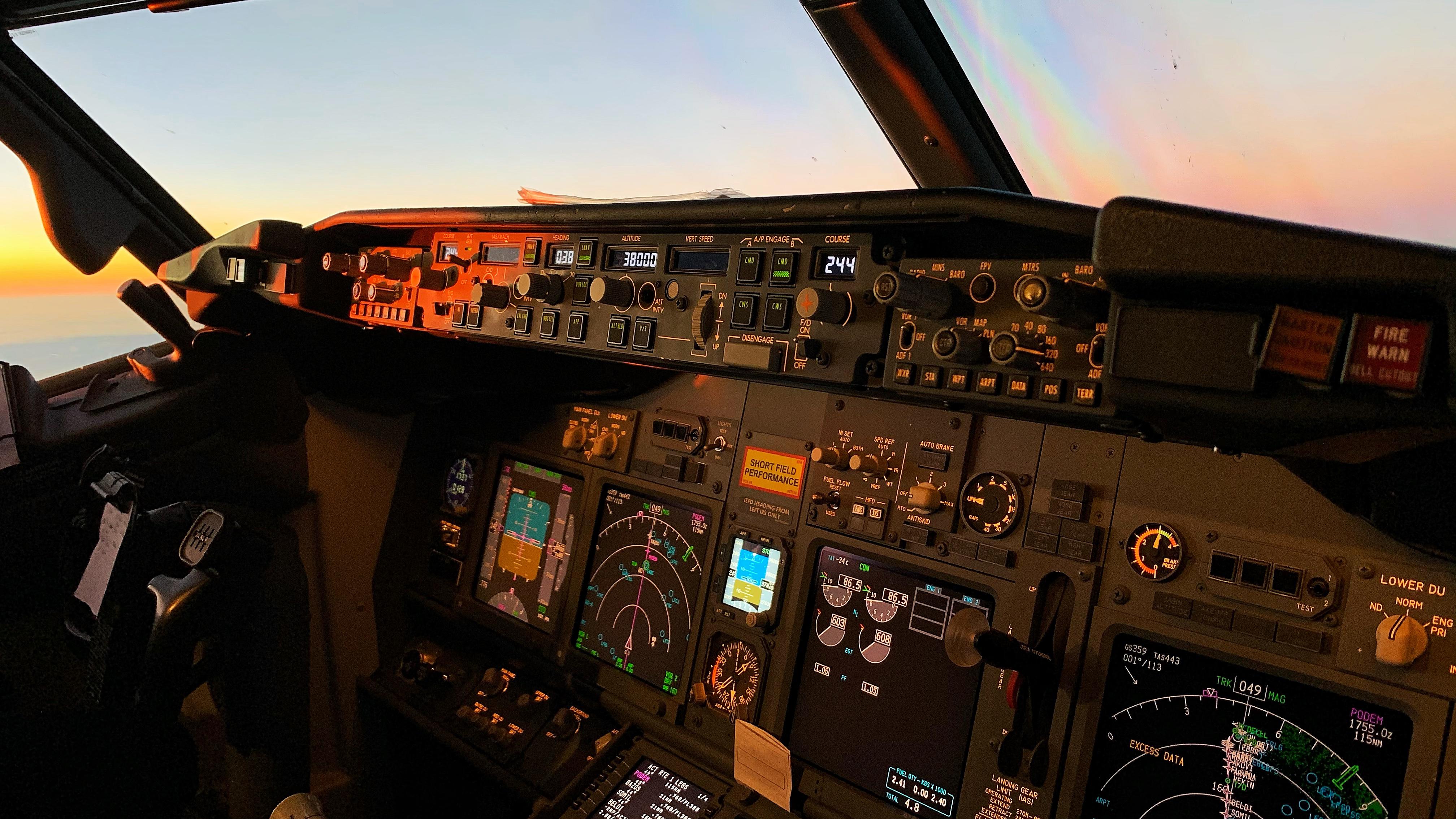 4032x2268 Boeing 737 800 Cockpit