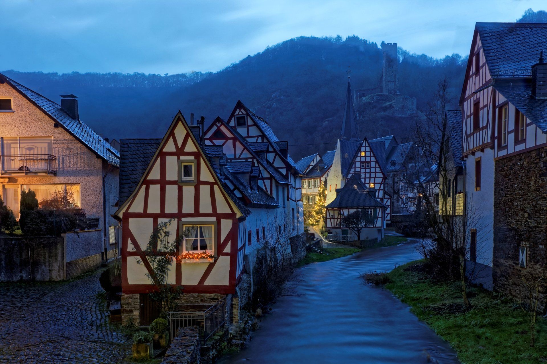 1920x1280 Dusk in Germany: A Stunning 4K Ultra HD Village Scenex3744