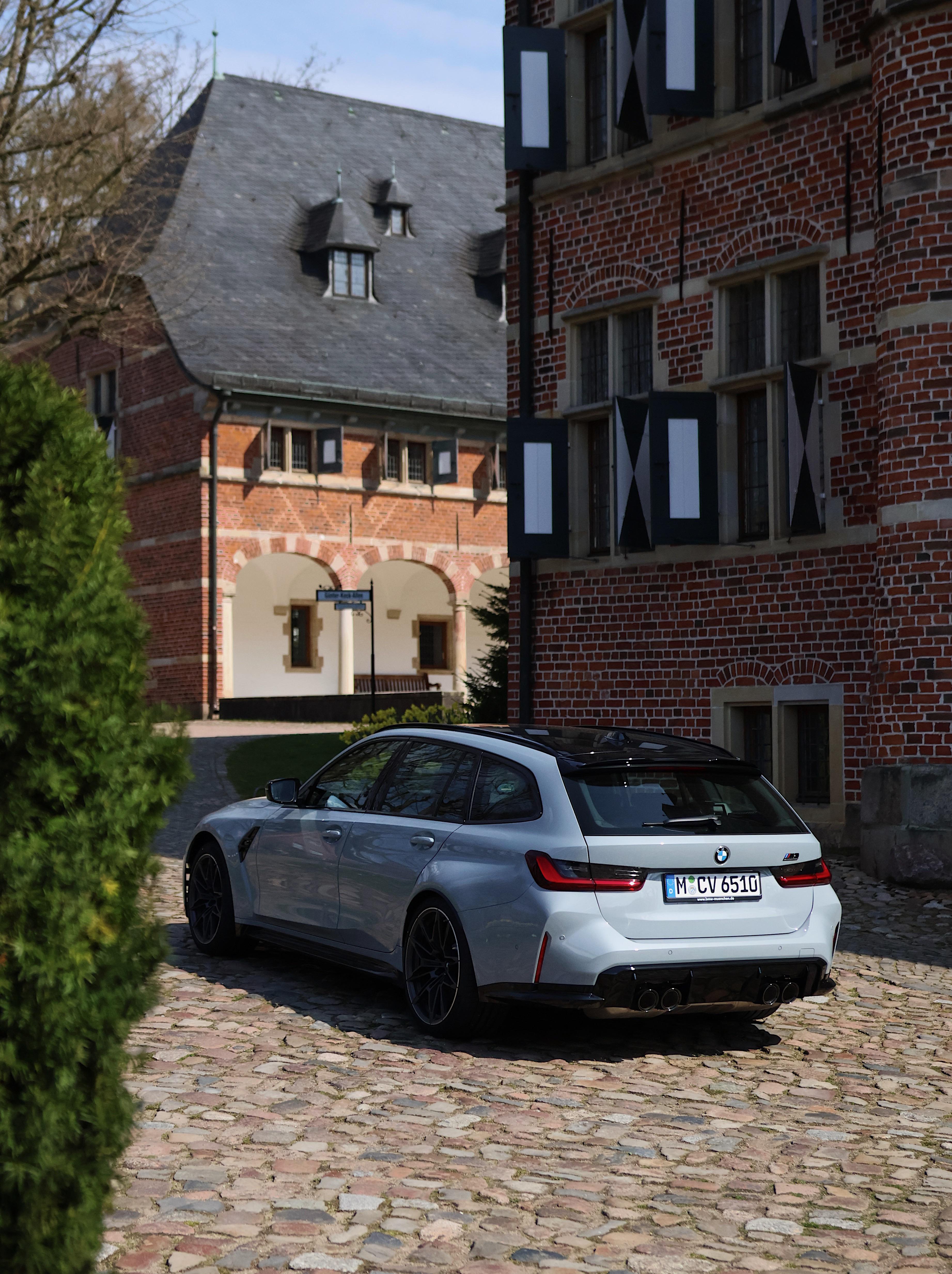 3686x4932 BMW M3 Touring [3686 x 4932]