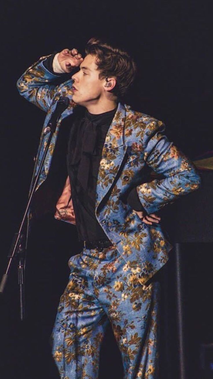 736x1309 HS, Live On Tour, Los Angeles, CA. Harry styles long hair wallpaper, Harry styles vogue