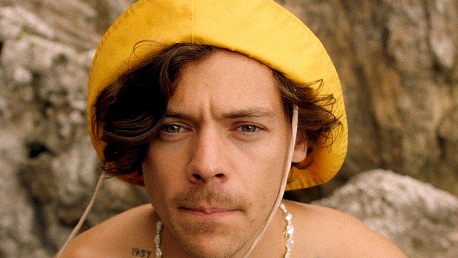 1600x900 Harry Styles Explores Italy in Gleeful 'Golden' Video