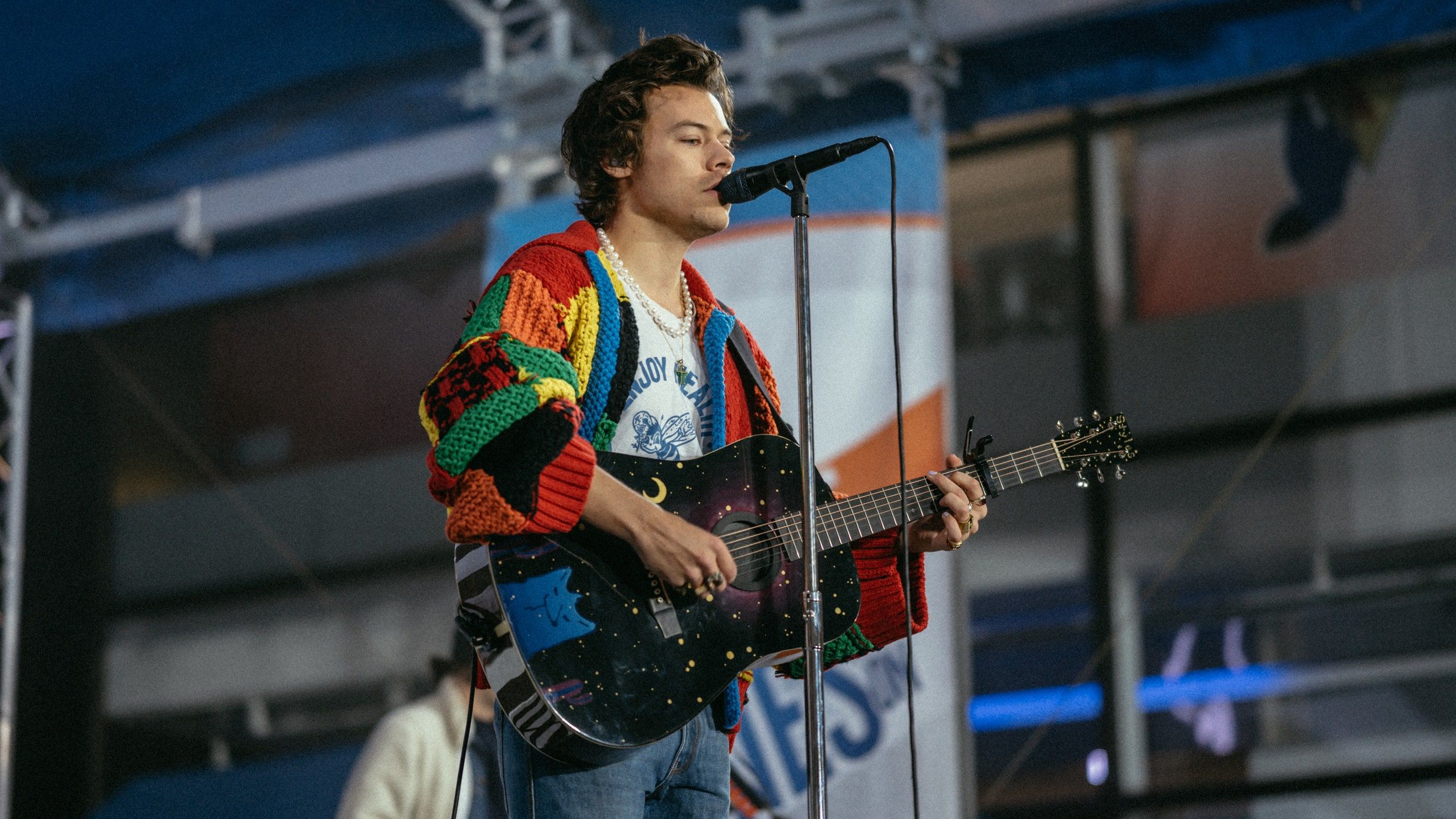 2560x1440 Harry Styles' JW Anderson Cardigan Makes Vogue's “17 Items That Defined 2020” List
