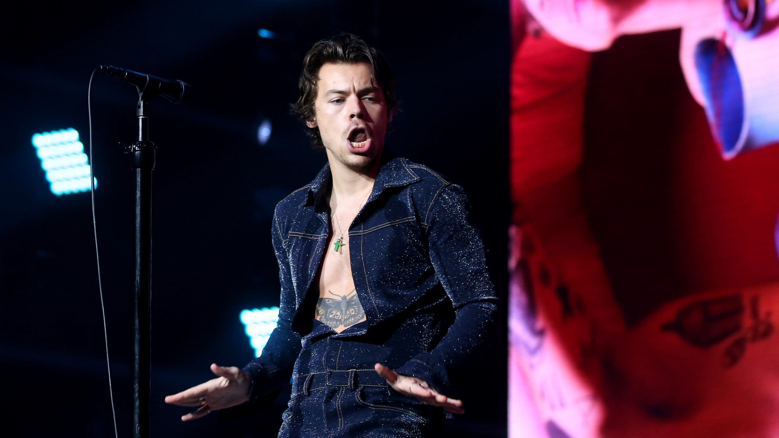 2560x1440 of our favourite Harry Styles performances